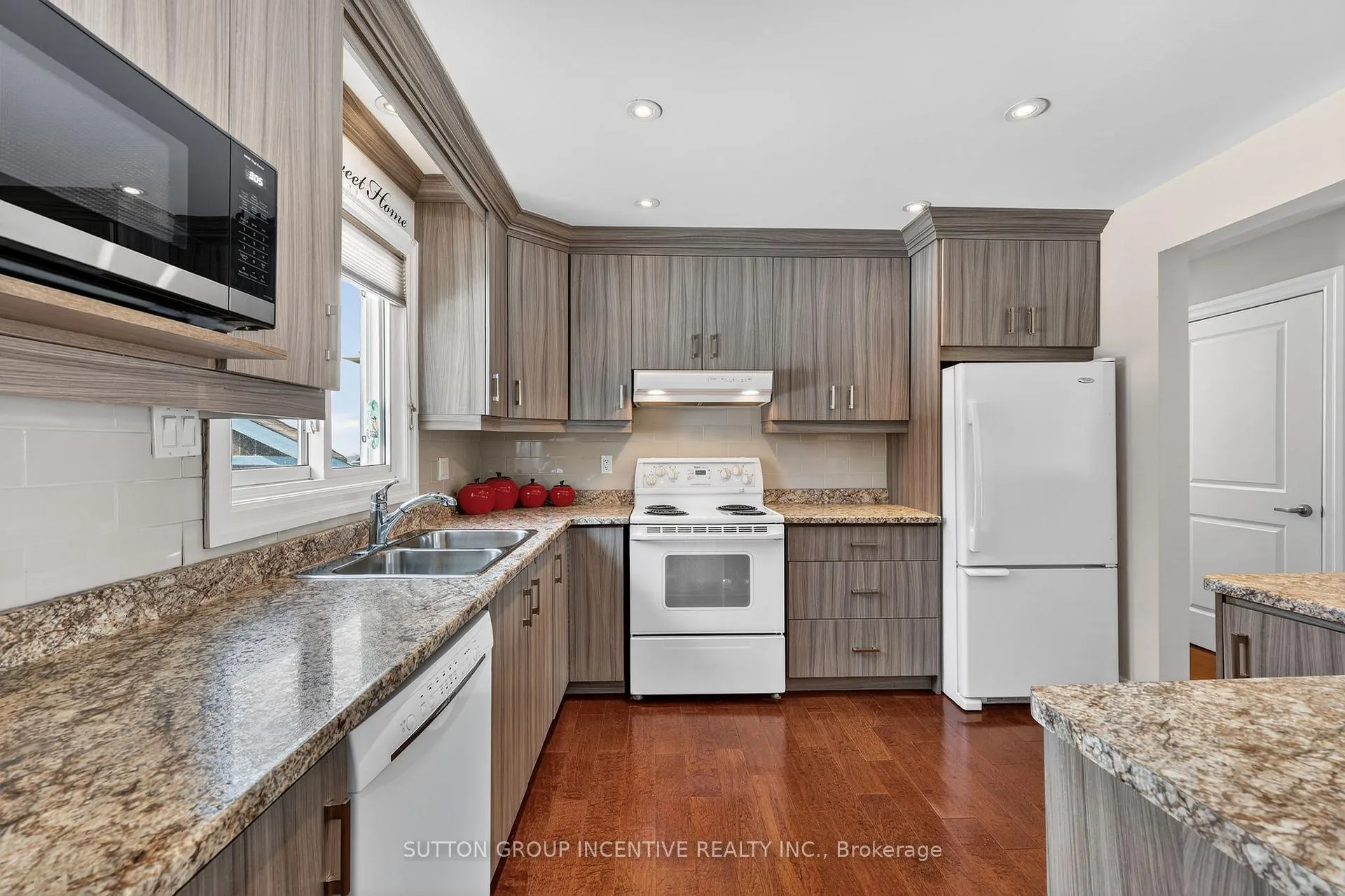 Photo 10 of 230 Edgehill Drive, Barrie, Letitia Heights — HOMEH