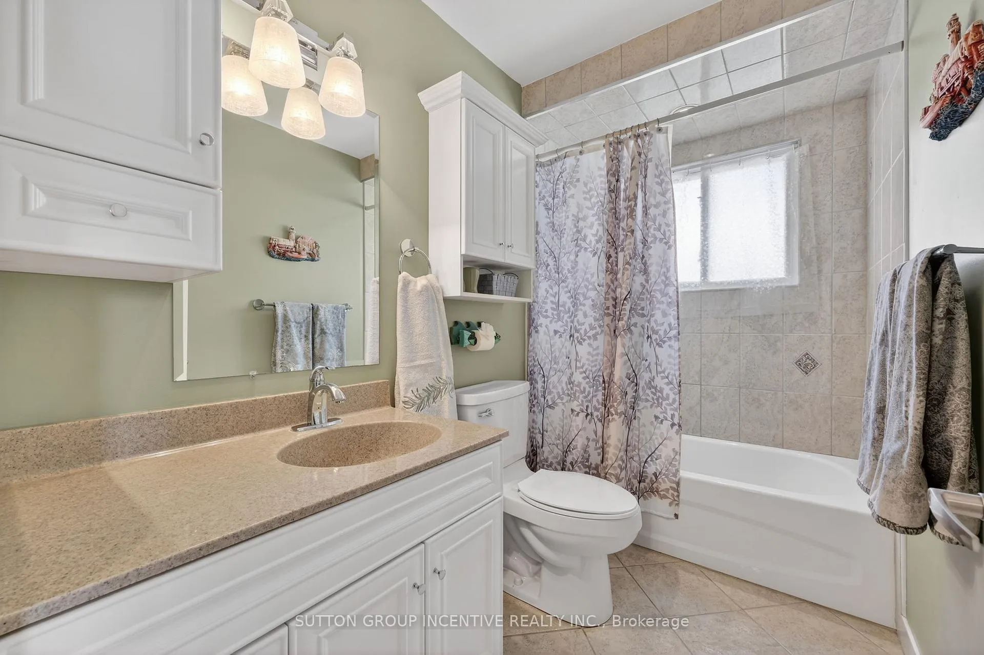 Photo 21 of 230 Edgehill Drive, Barrie, Letitia Heights — HOMEH