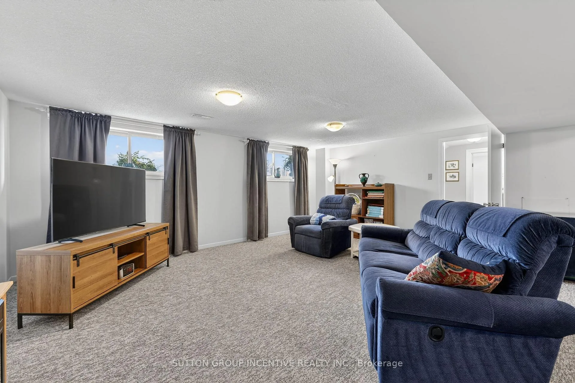 Photo 23 of 230 Edgehill Drive, Barrie, Letitia Heights — HOMEH