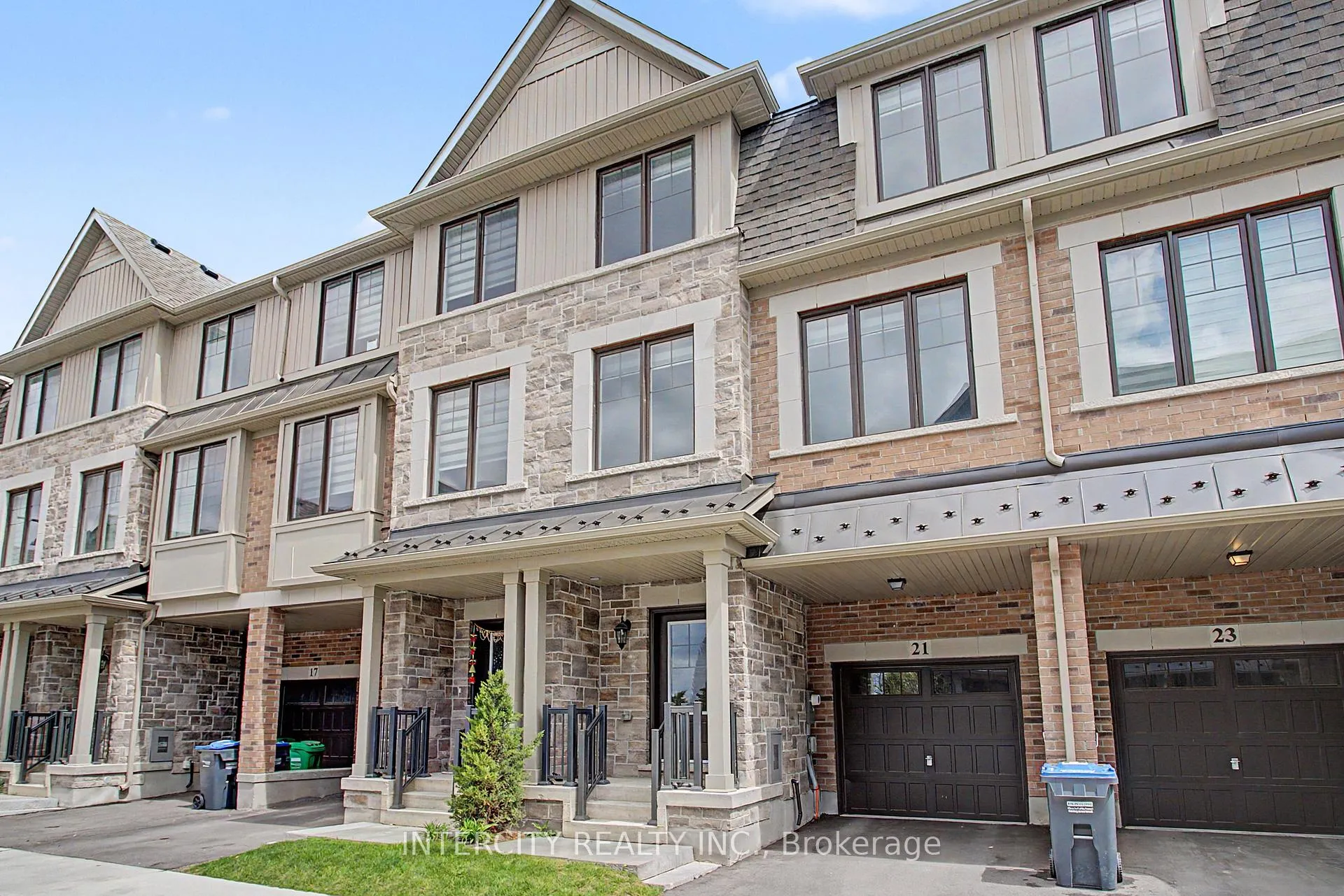 Photo 2 of 21 Folcroft Street, Brampton, Credit Valley — HOMEH