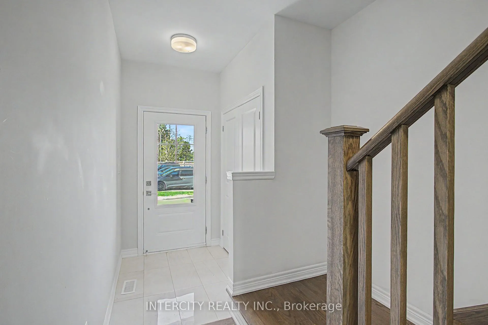Photo 3 of 21 Folcroft Street, Brampton, Credit Valley — HOMEH