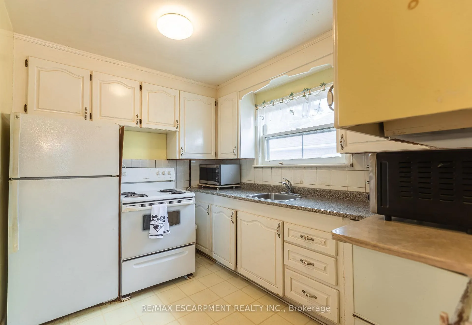 Photo 11 of 1 Snaresbrook Drive, Etobicoke, Rexdale-Kipling — HOMEH