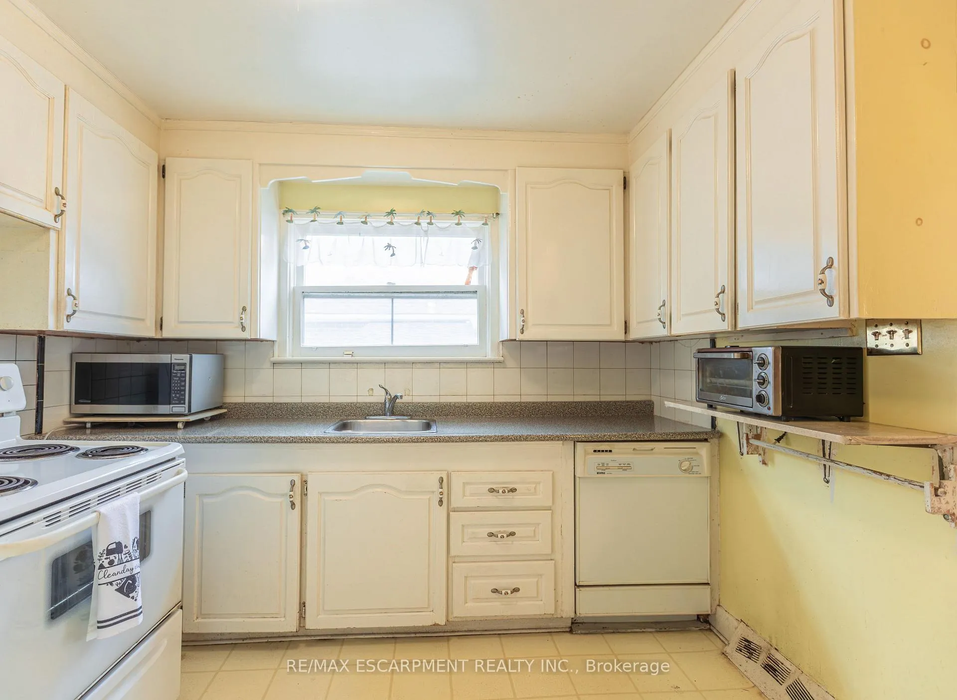 Photo 13 of 1 Snaresbrook Drive, Etobicoke, Rexdale-Kipling — HOMEH