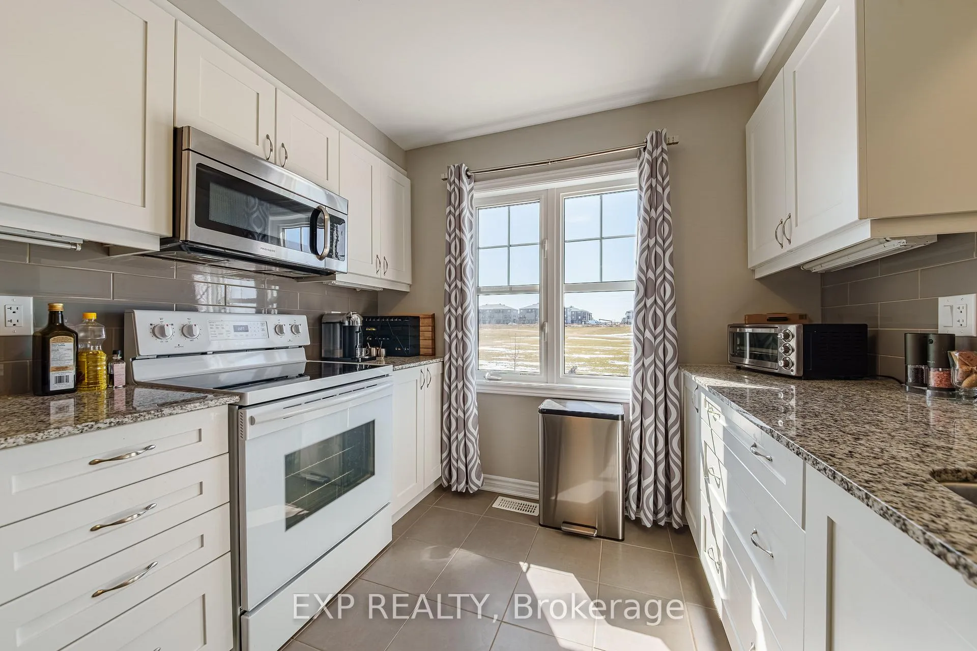 Photo 14 of 523 Ensatina Crescent, Ottawa, Barrhaven - Half Moon Bay — HOMEH