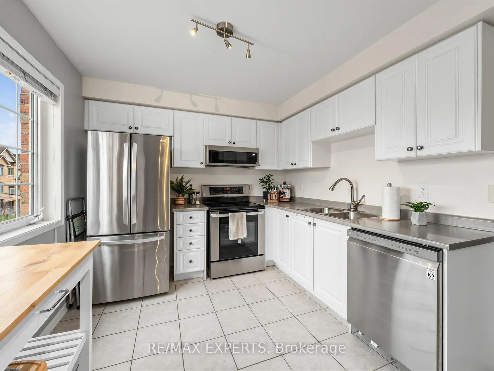 Photo 10 of 125 Devineridge Avenue, Ajax, Northeast Ajax — HOMEH