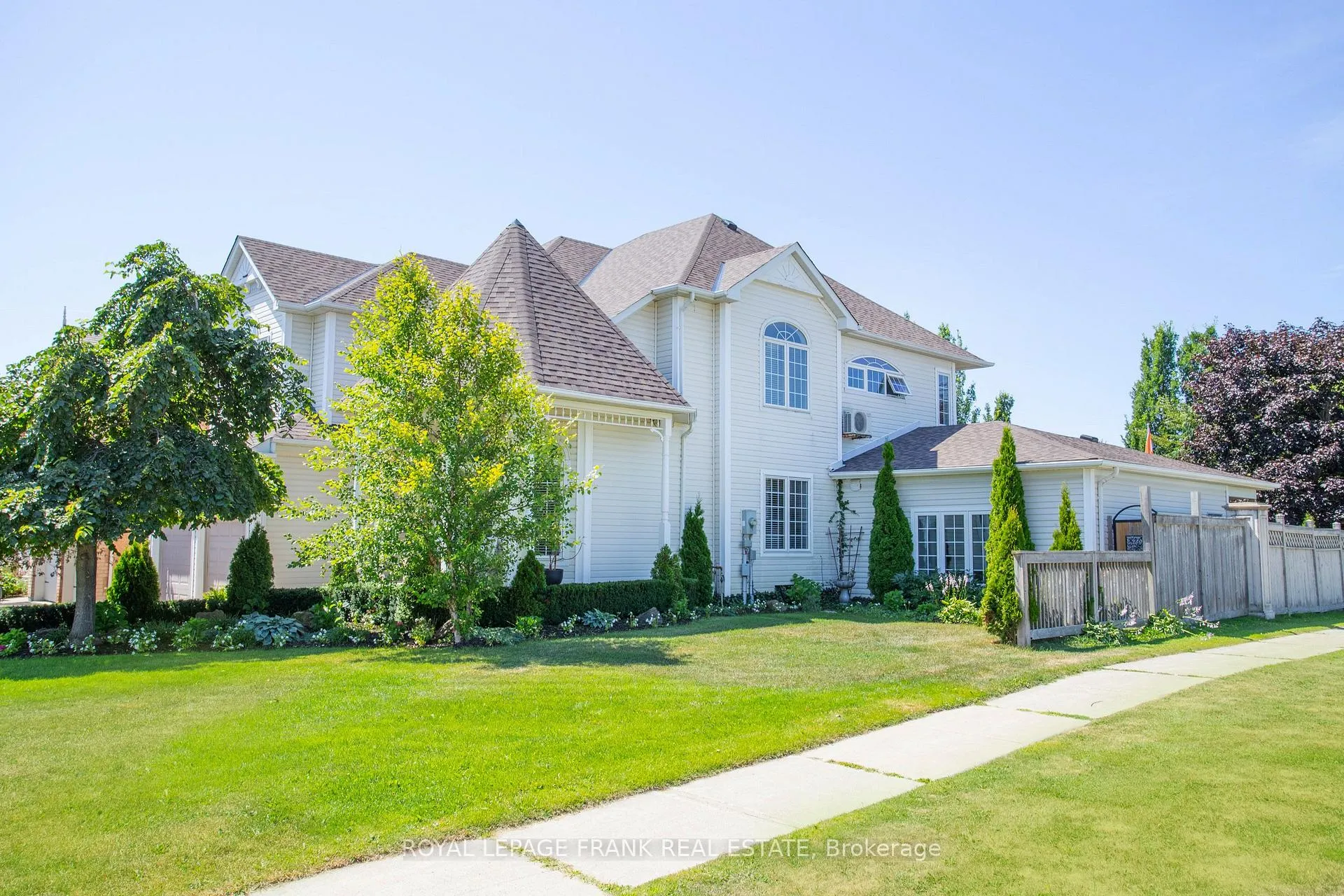 Photo 3 of 54 Selkirk Drive, Whitby, Brooklin — HOMEH