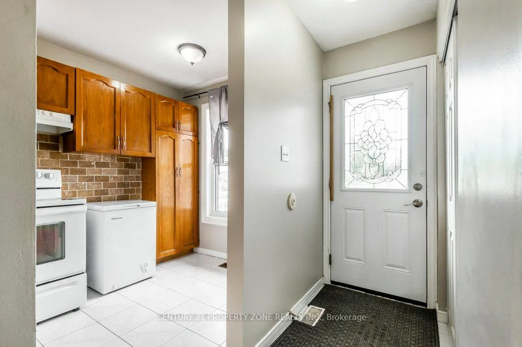 Photo 3 of 38 Rauch Court, Kitchener — HOMEH