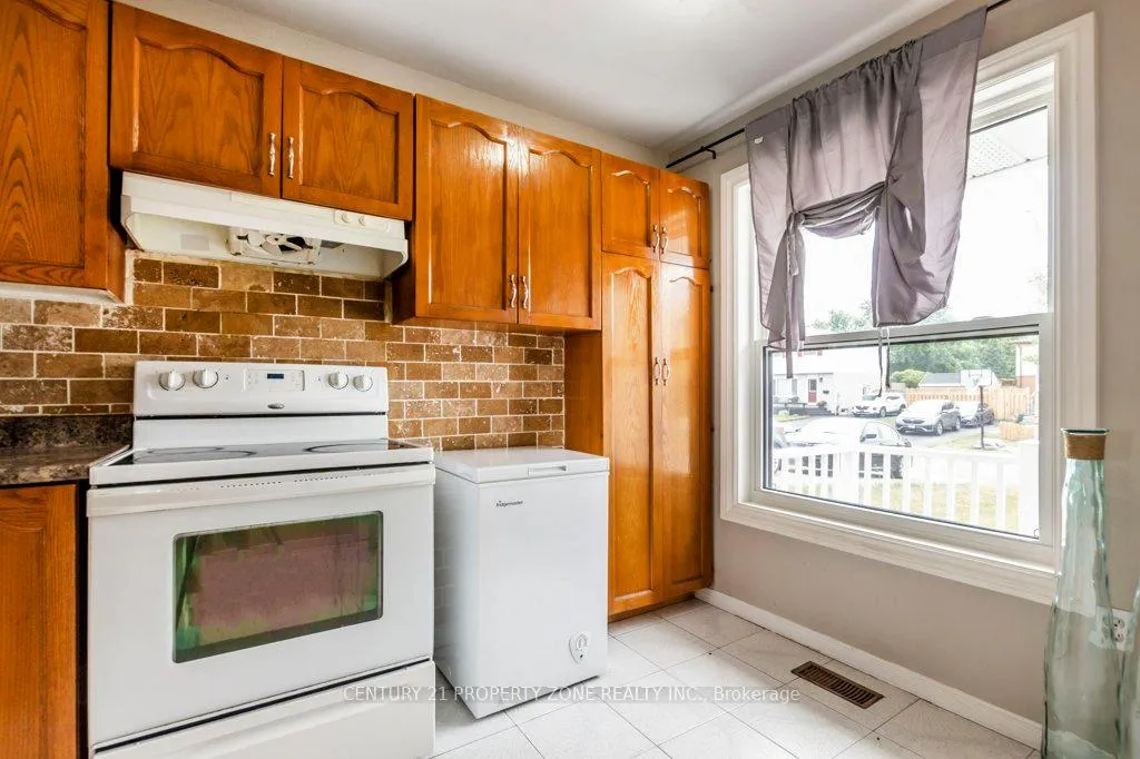 Photo 4 of 38 Rauch Court, Kitchener — HOMEH