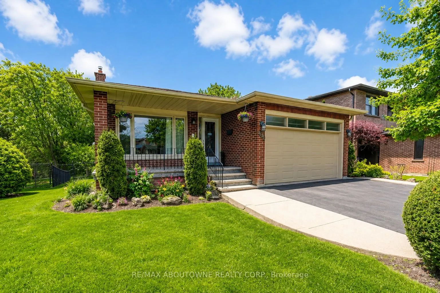 Front of 440 Parkridge Crescent
