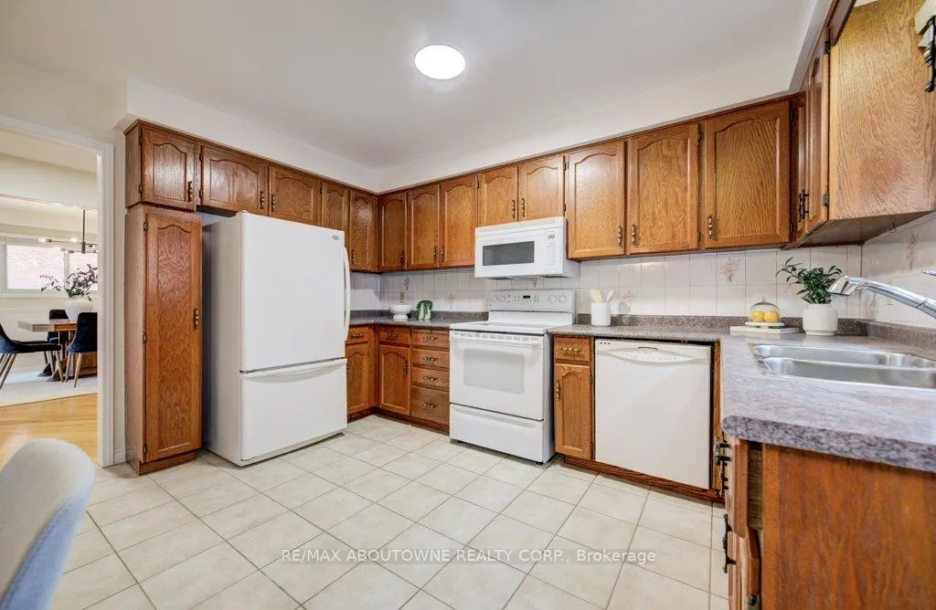 Photo 9 of 440 Parkridge Crescent, Oakville, Glen Abbey — HOMEH