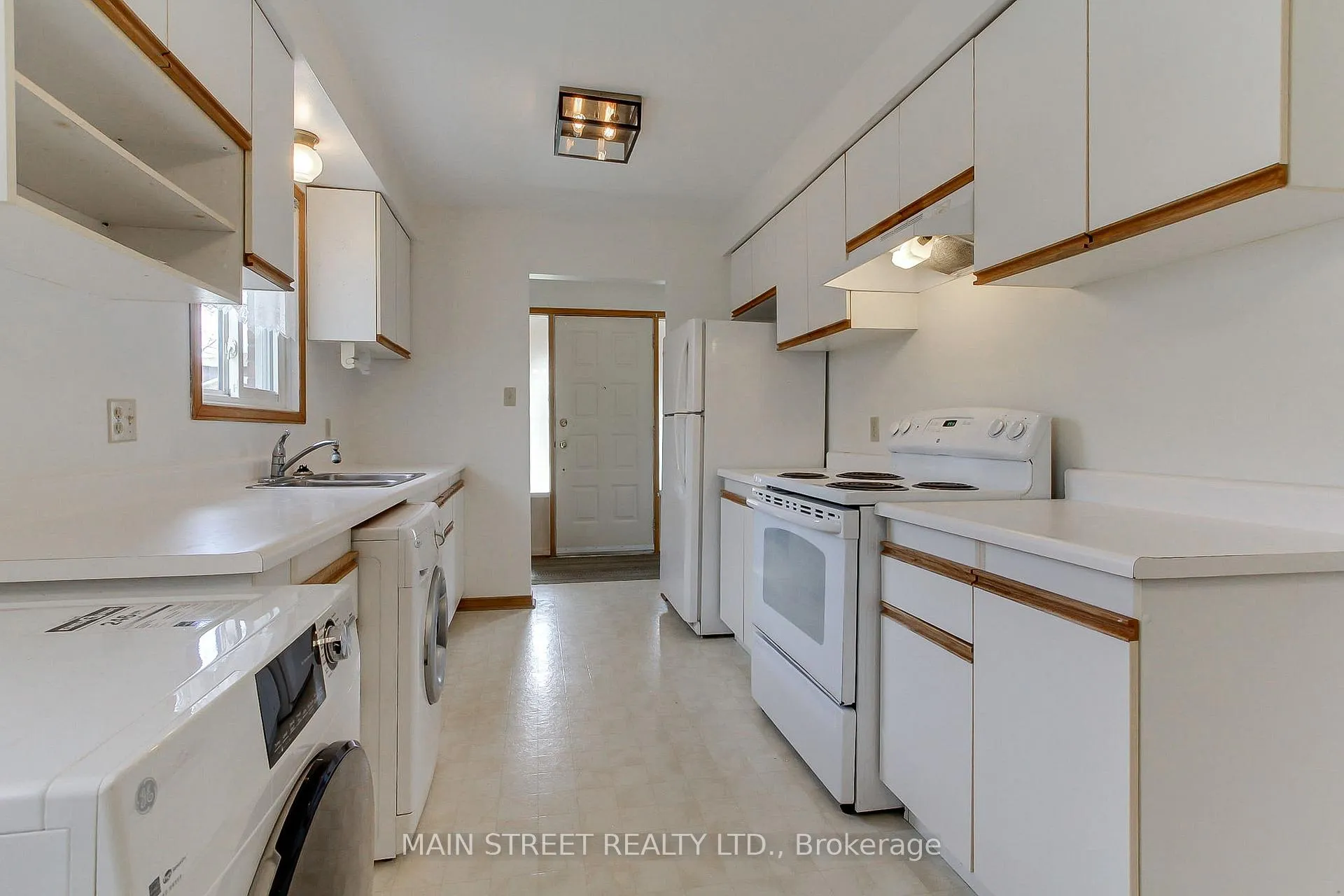 Photo 4 of 189 Browning Trail, Barrie, Letitia Heights — HOMEH