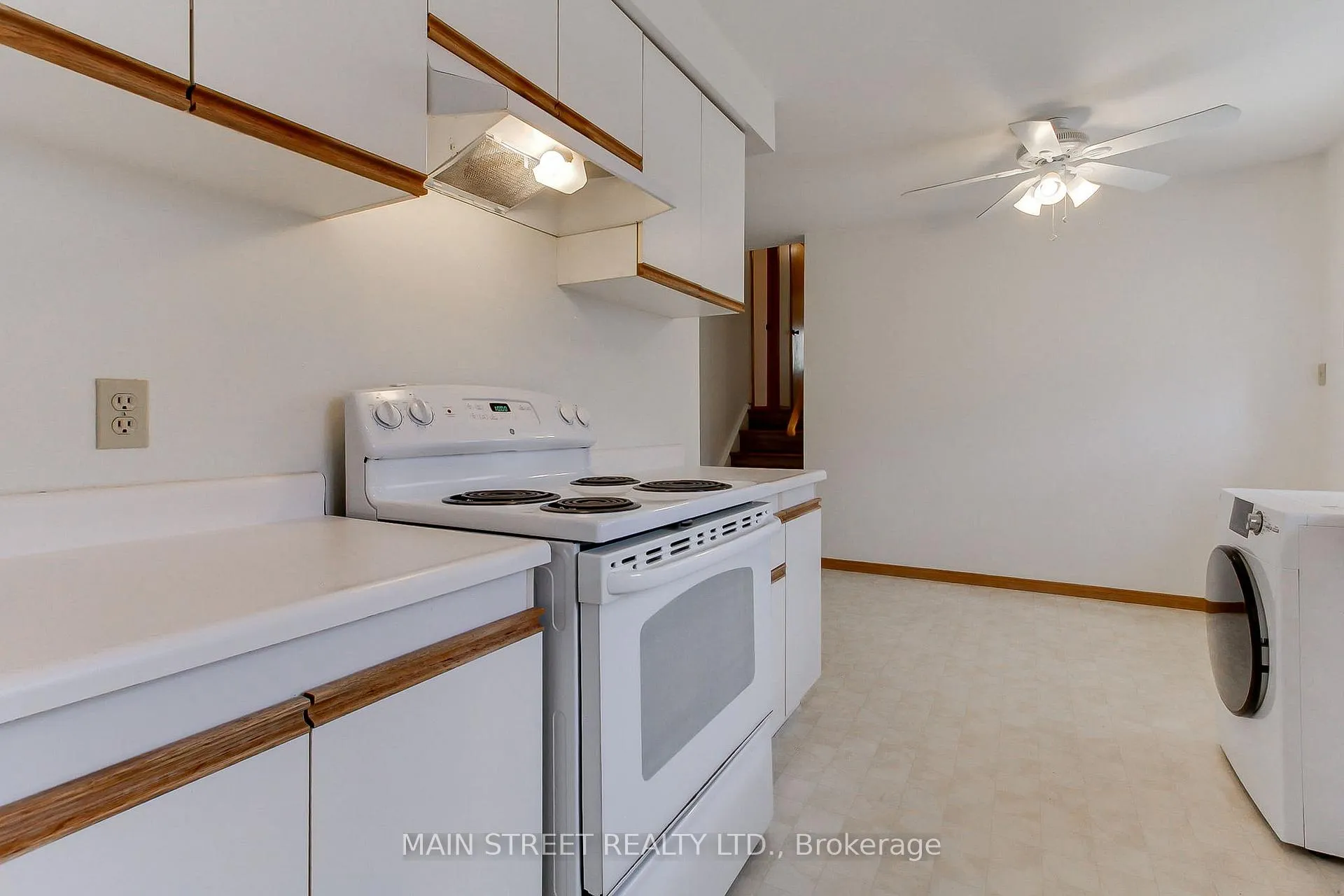 Photo 5 of 189 Browning Trail, Barrie, Letitia Heights — HOMEH