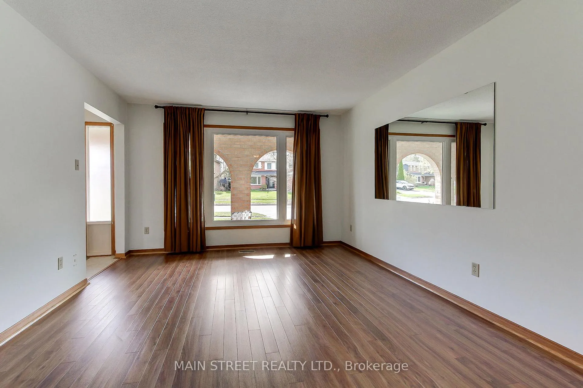 Photo 7 of 189 Browning Trail, Barrie, Letitia Heights — HOMEH
