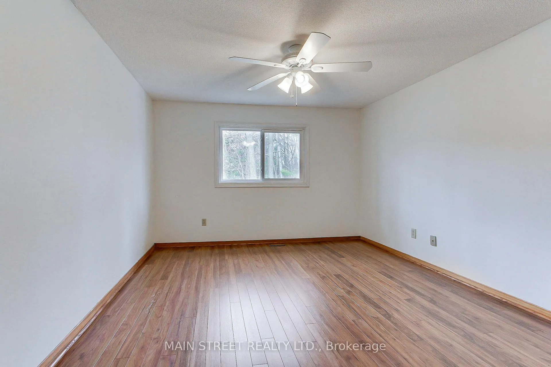 Photo 8 of 189 Browning Trail, Barrie, Letitia Heights — HOMEH