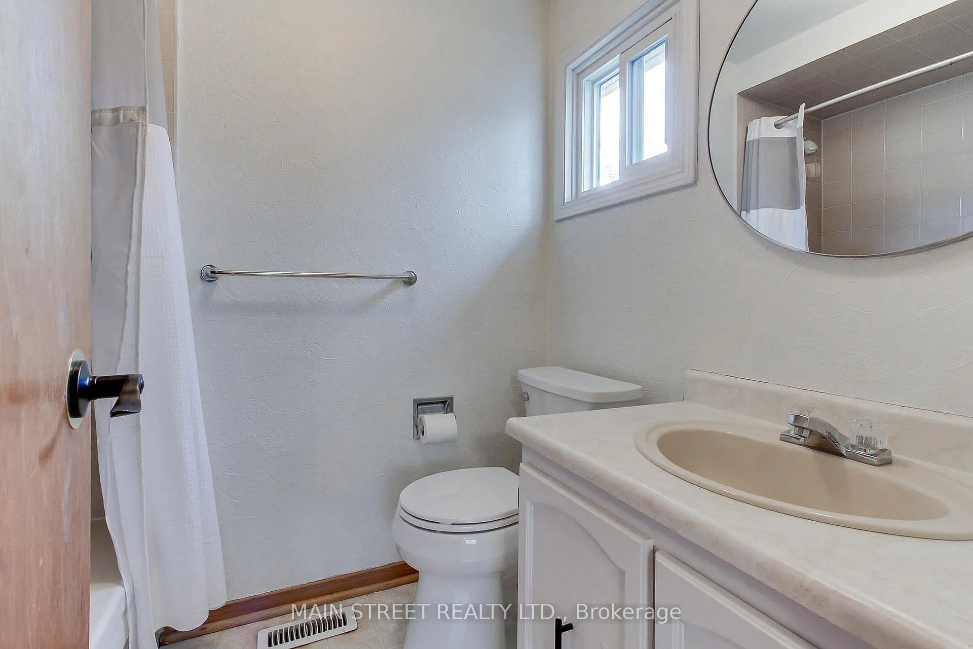 Photo 10 of 189 Browning Trail, Barrie, Letitia Heights — HOMEH