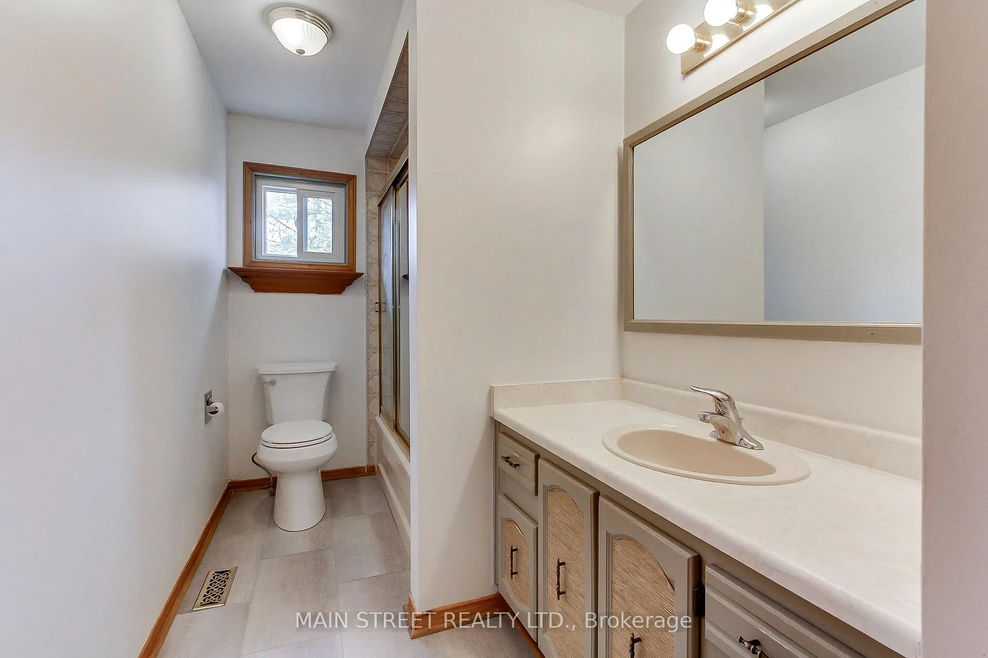 Photo 13 of 189 Browning Trail, Barrie, Letitia Heights — HOMEH