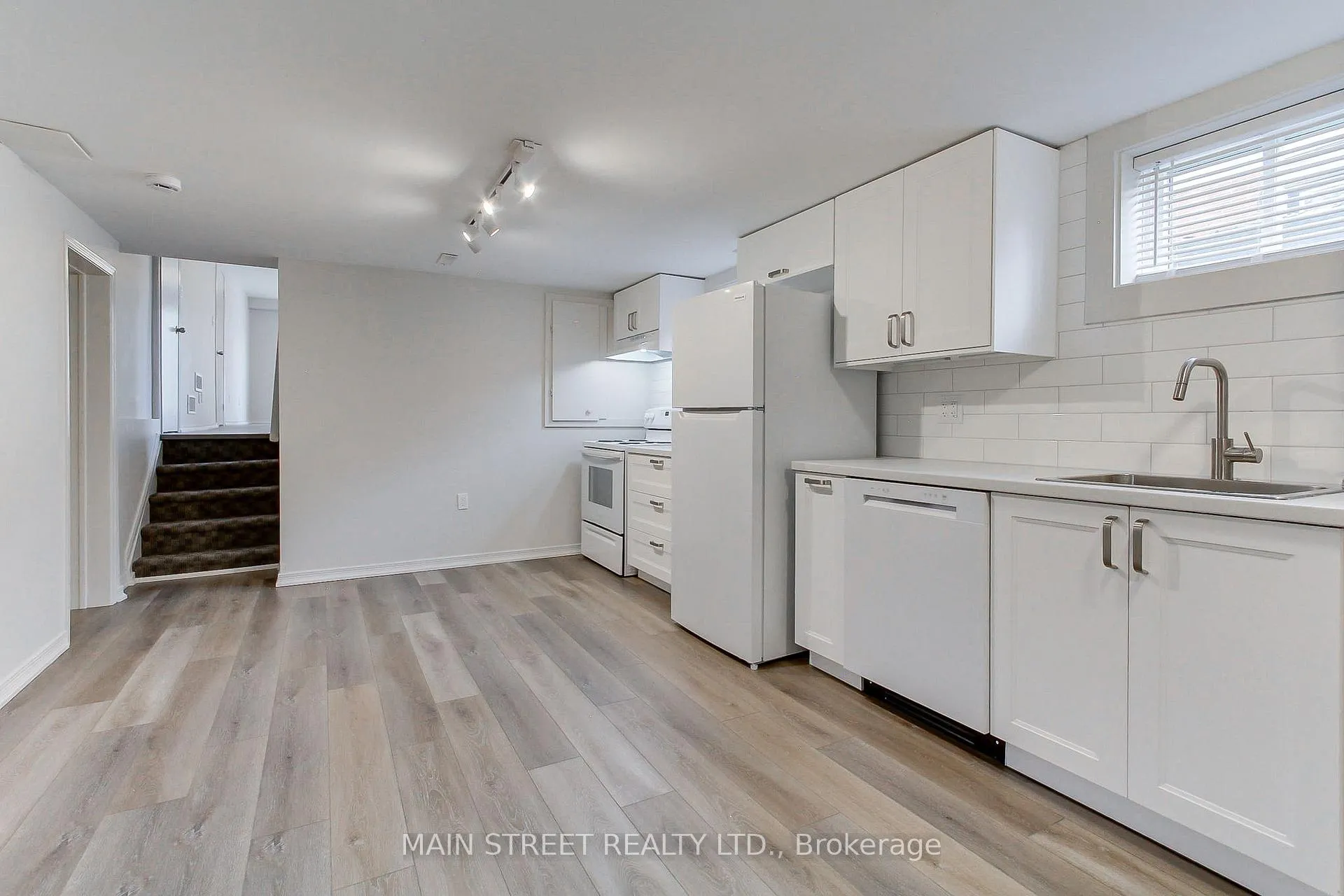 Photo 15 of 189 Browning Trail, Barrie, Letitia Heights — HOMEH