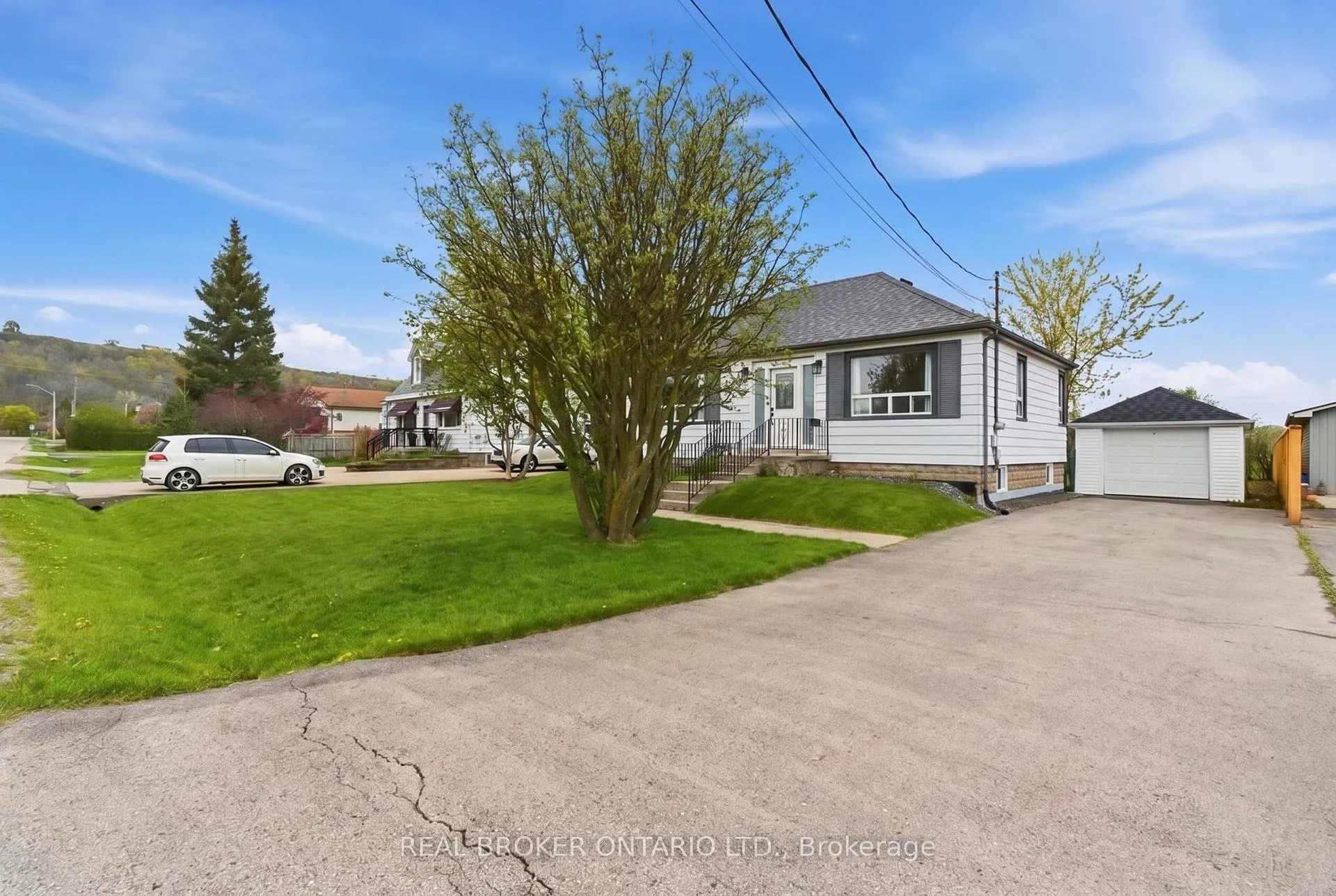 Photo 3 of 101 Corman Avenue, Hamilton, Stoney Creek — HOMEH