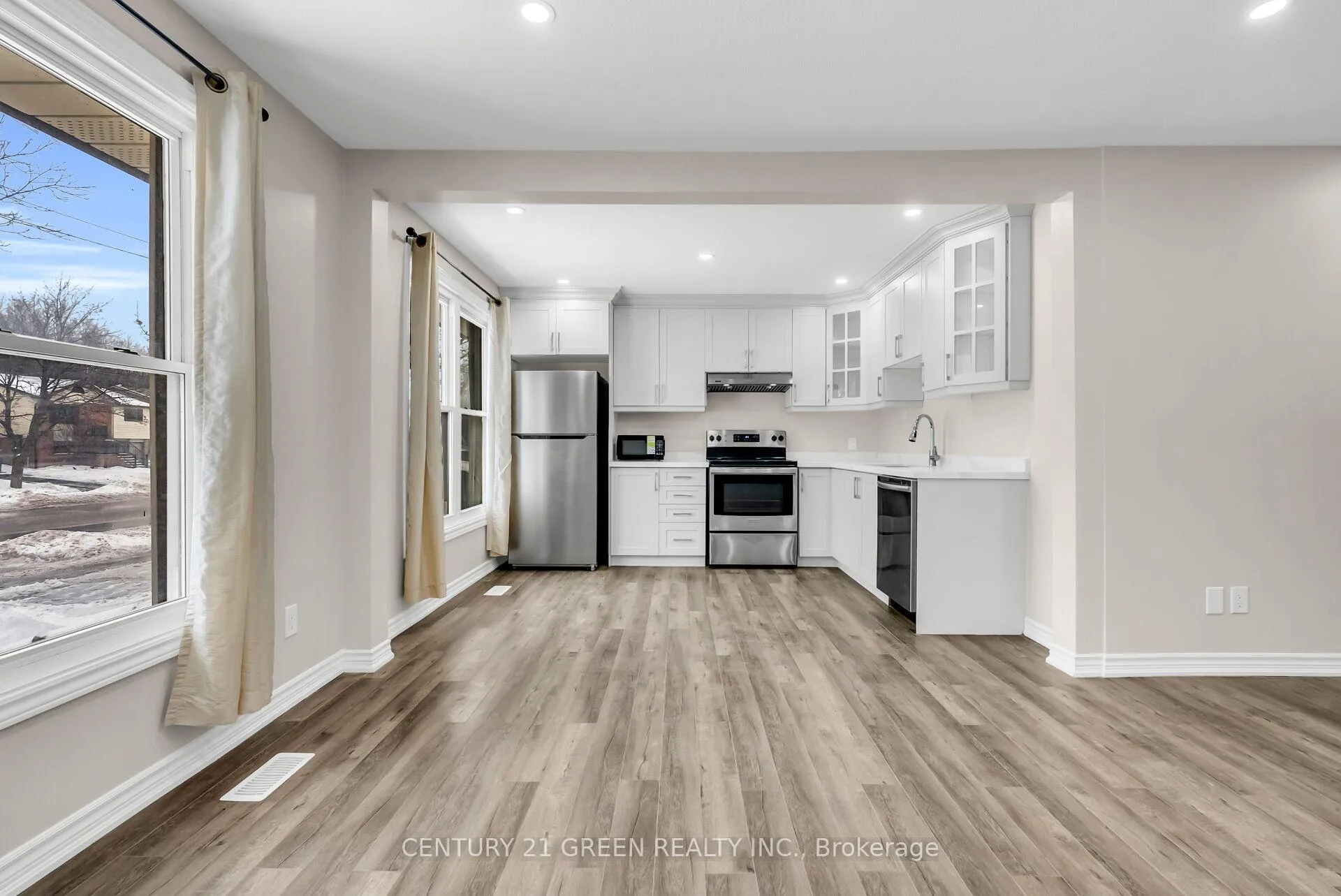 Photo 14 of 411 Imperial Road S, Guelph, Willow West/Sugarbush/West Acres — HOMEH