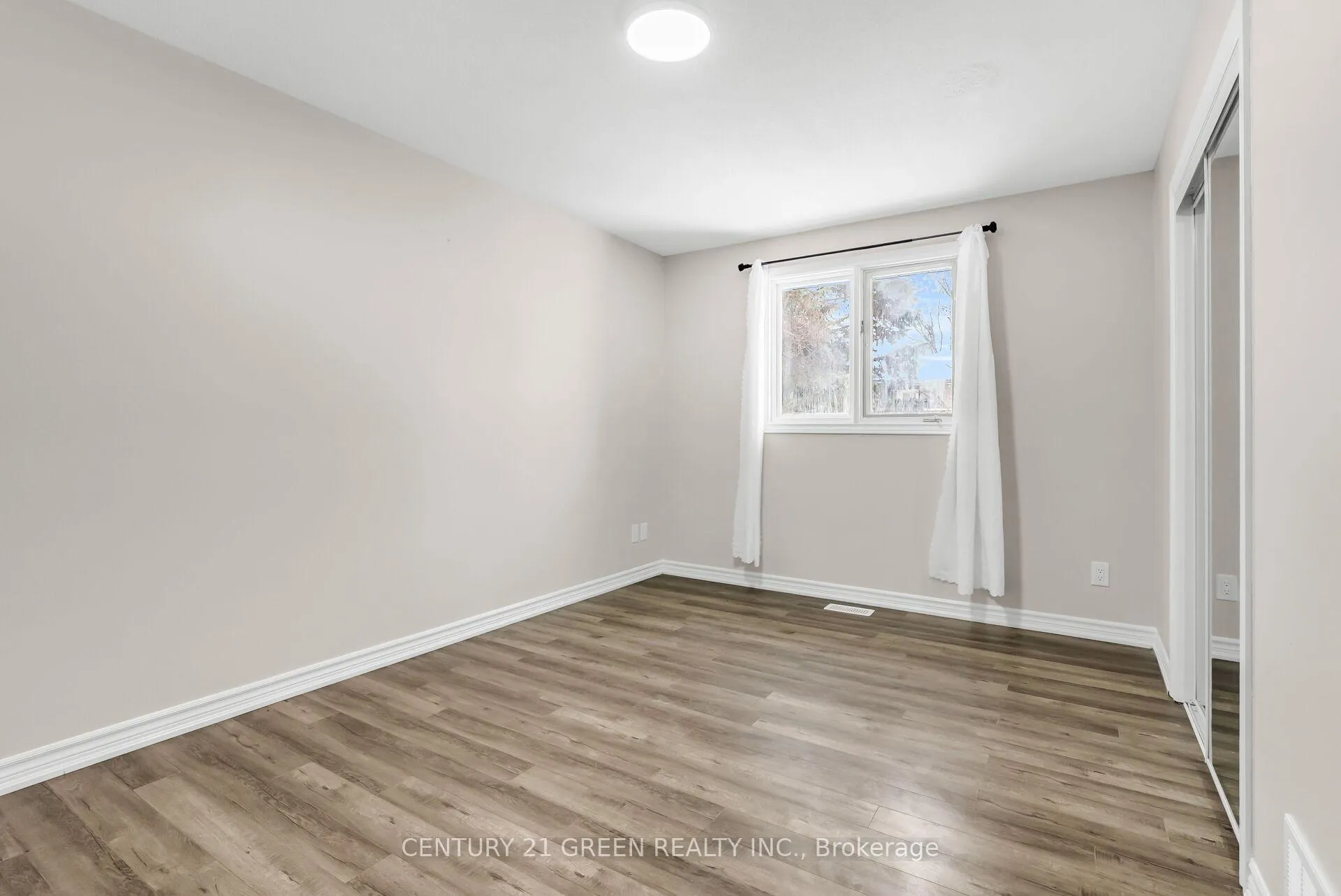 Photo 19 of 411 Imperial Road S, Guelph, Willow West/Sugarbush/West Acres — HOMEH