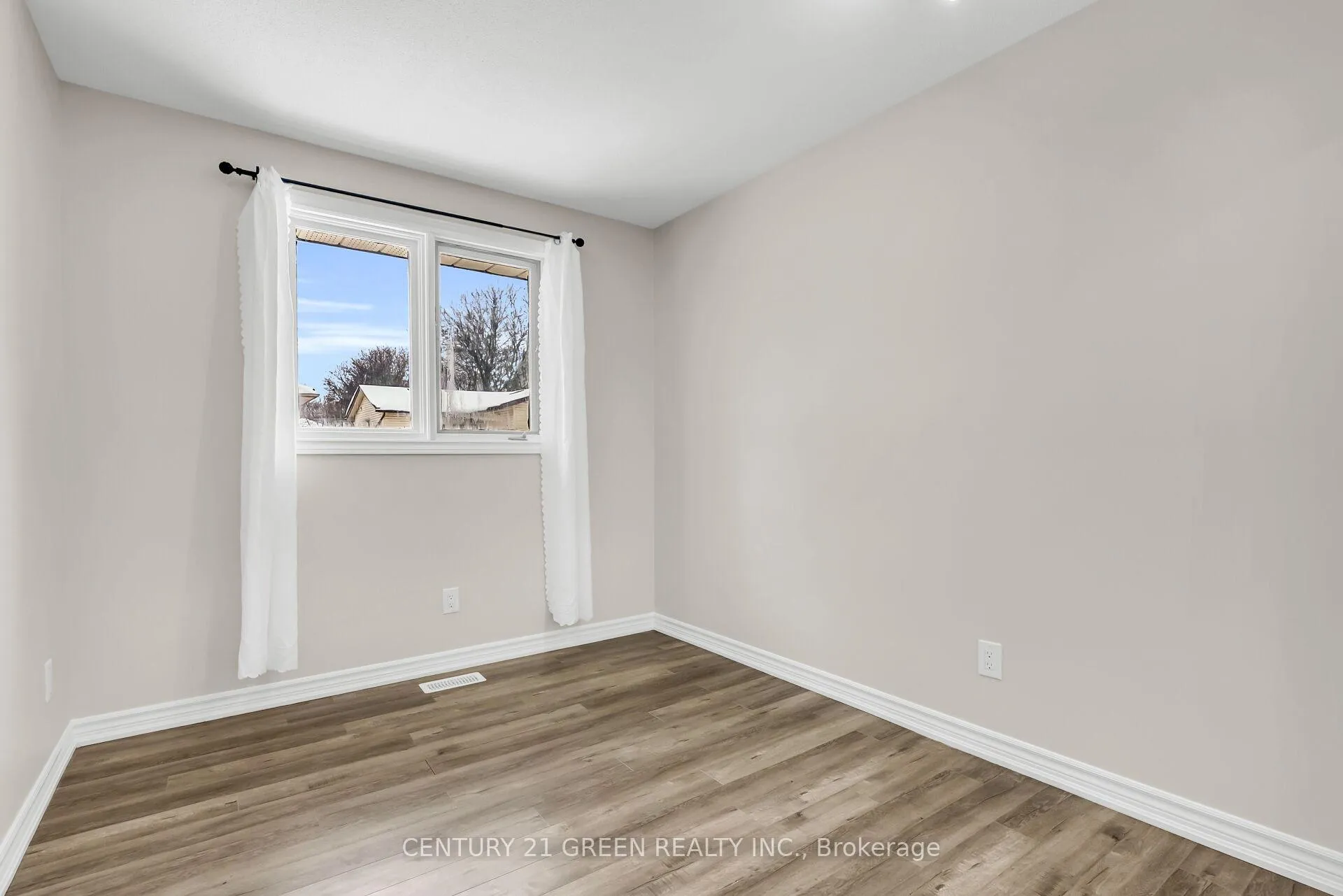 Photo 23 of 411 Imperial Road S, Guelph, Willow West/Sugarbush/West Acres — HOMEH