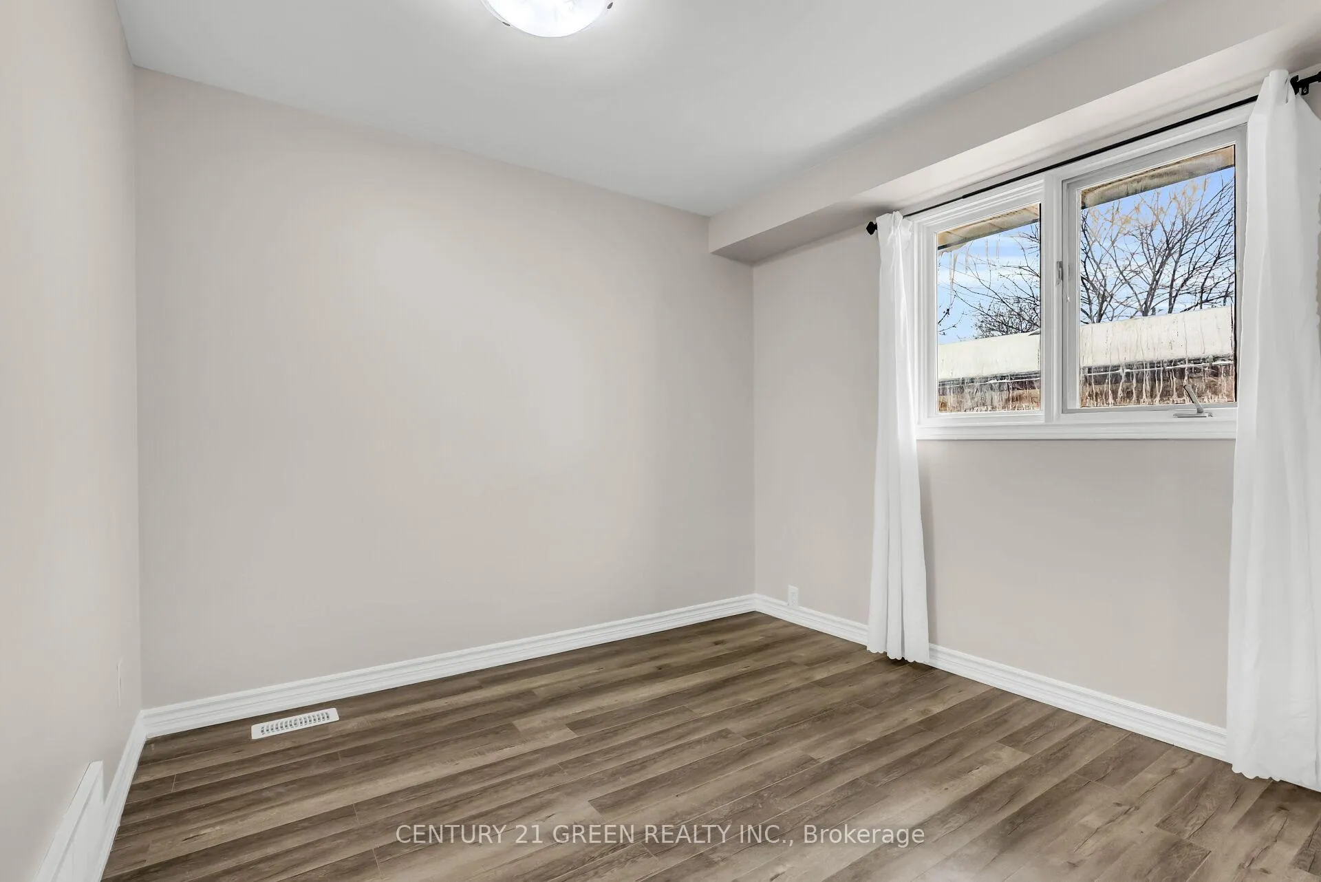 Photo 26 of 411 Imperial Road S, Guelph, Willow West/Sugarbush/West Acres — HOMEH