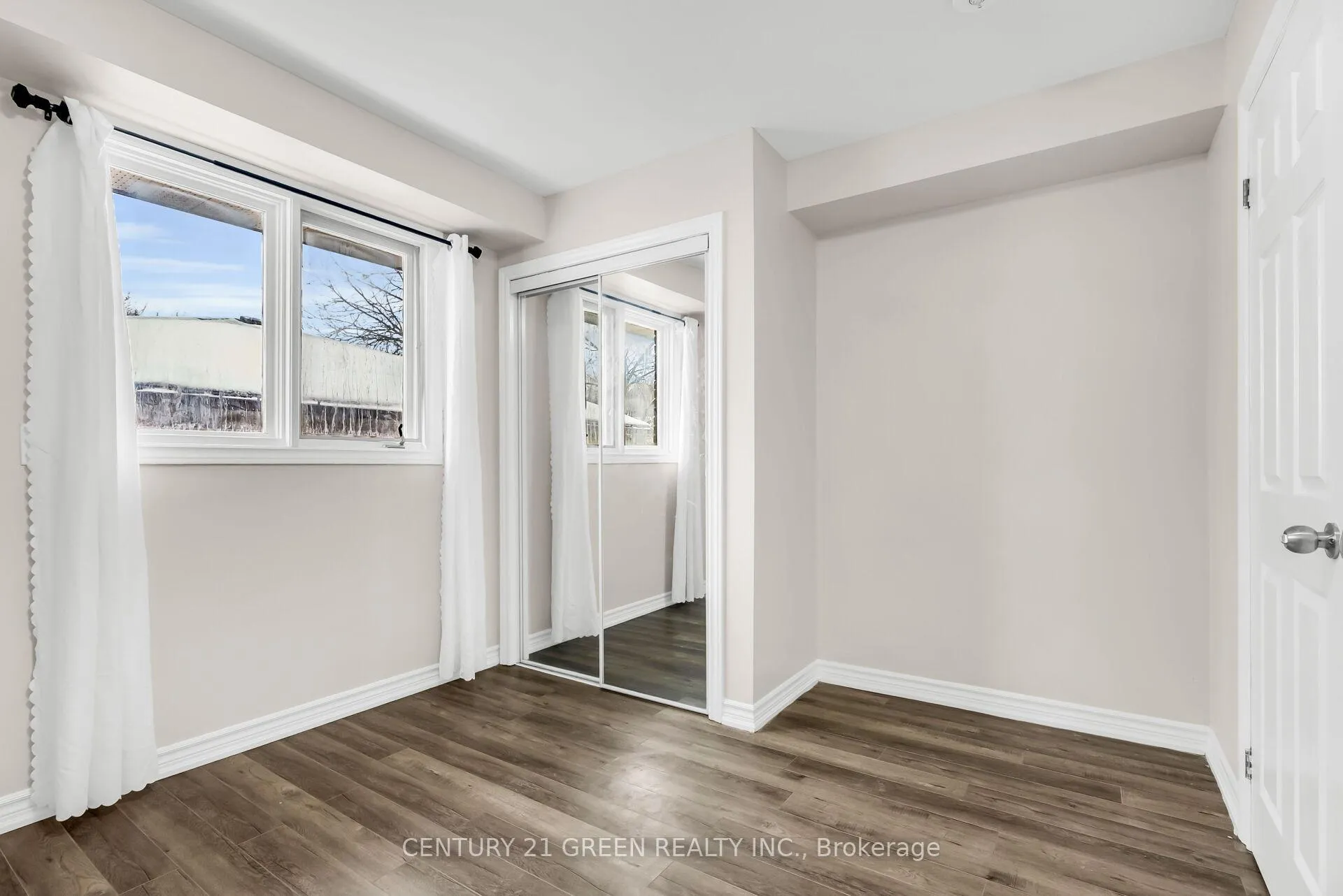 Photo 27 of 411 Imperial Road S, Guelph, Willow West/Sugarbush/West Acres — HOMEH