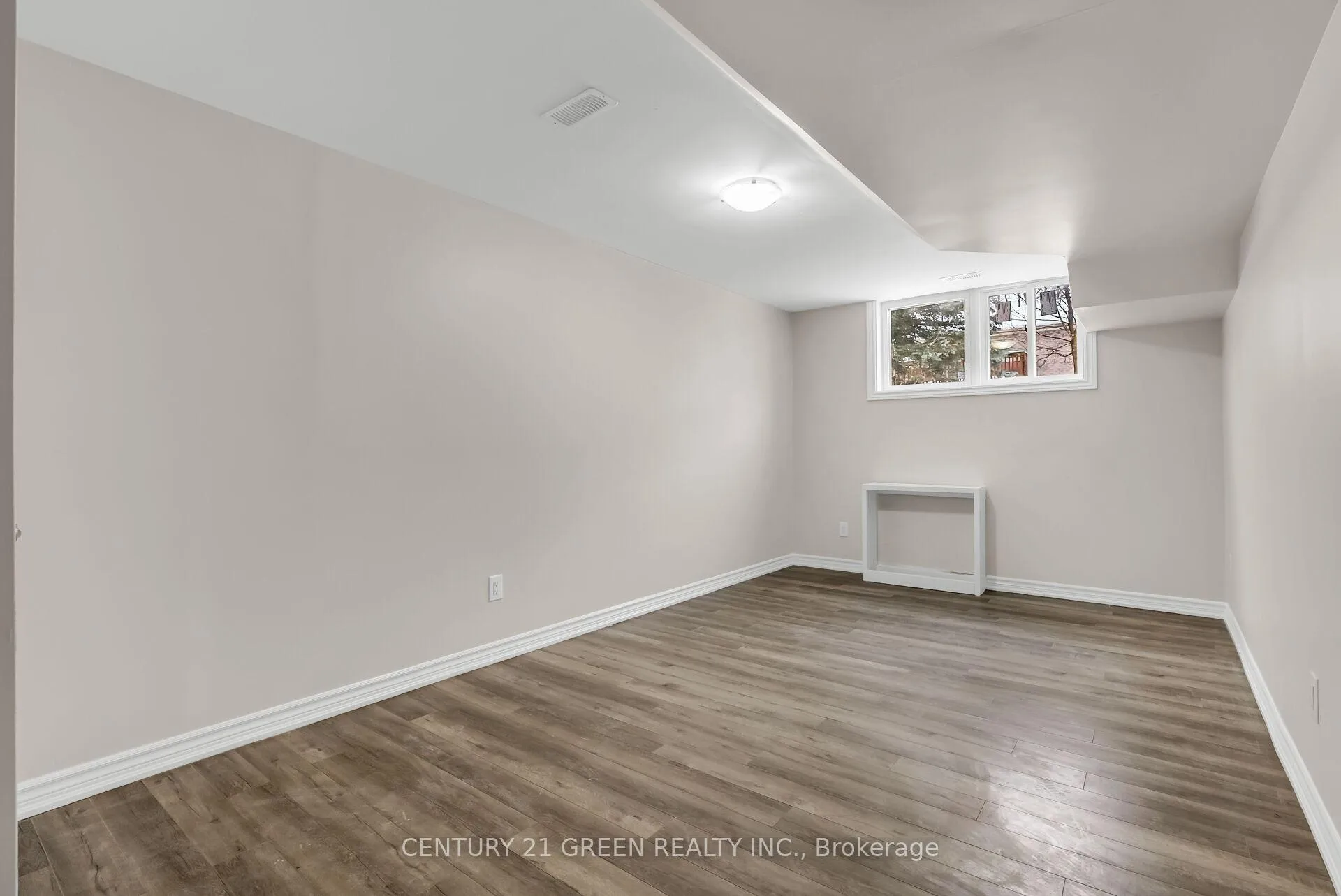 Photo 32 of 411 Imperial Road S, Guelph, Willow West/Sugarbush/West Acres — HOMEH