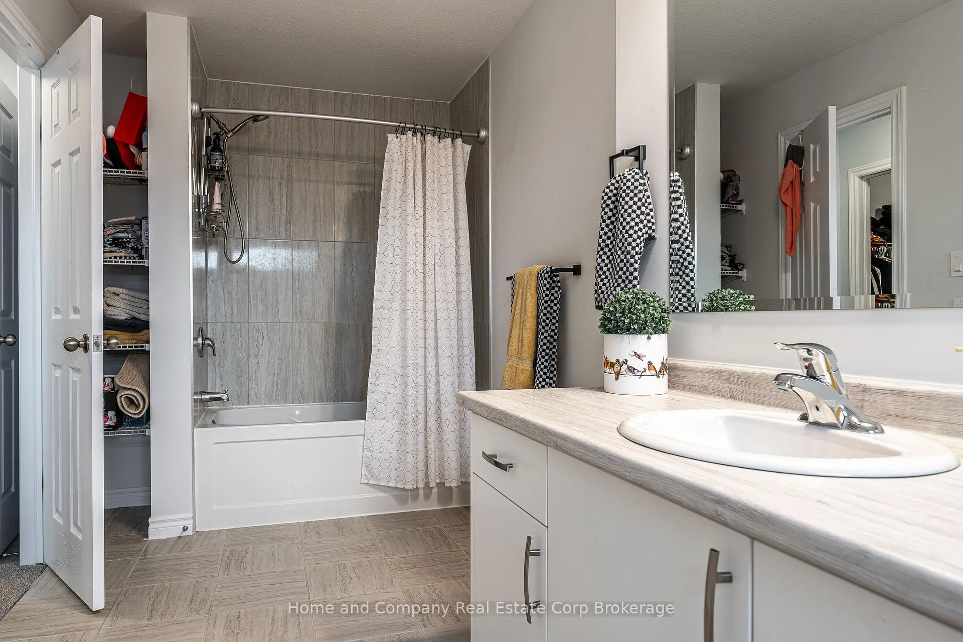 Photo 21 of 376 Bradshaw Drive, Stratford — HOMEH