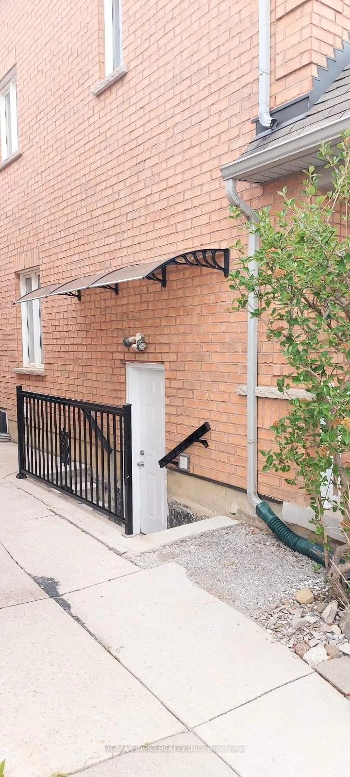 Photo 2 of Unit Basement, 35 Midnightsun Trail, Brampton, Sandringham-Wellington — HOMEH