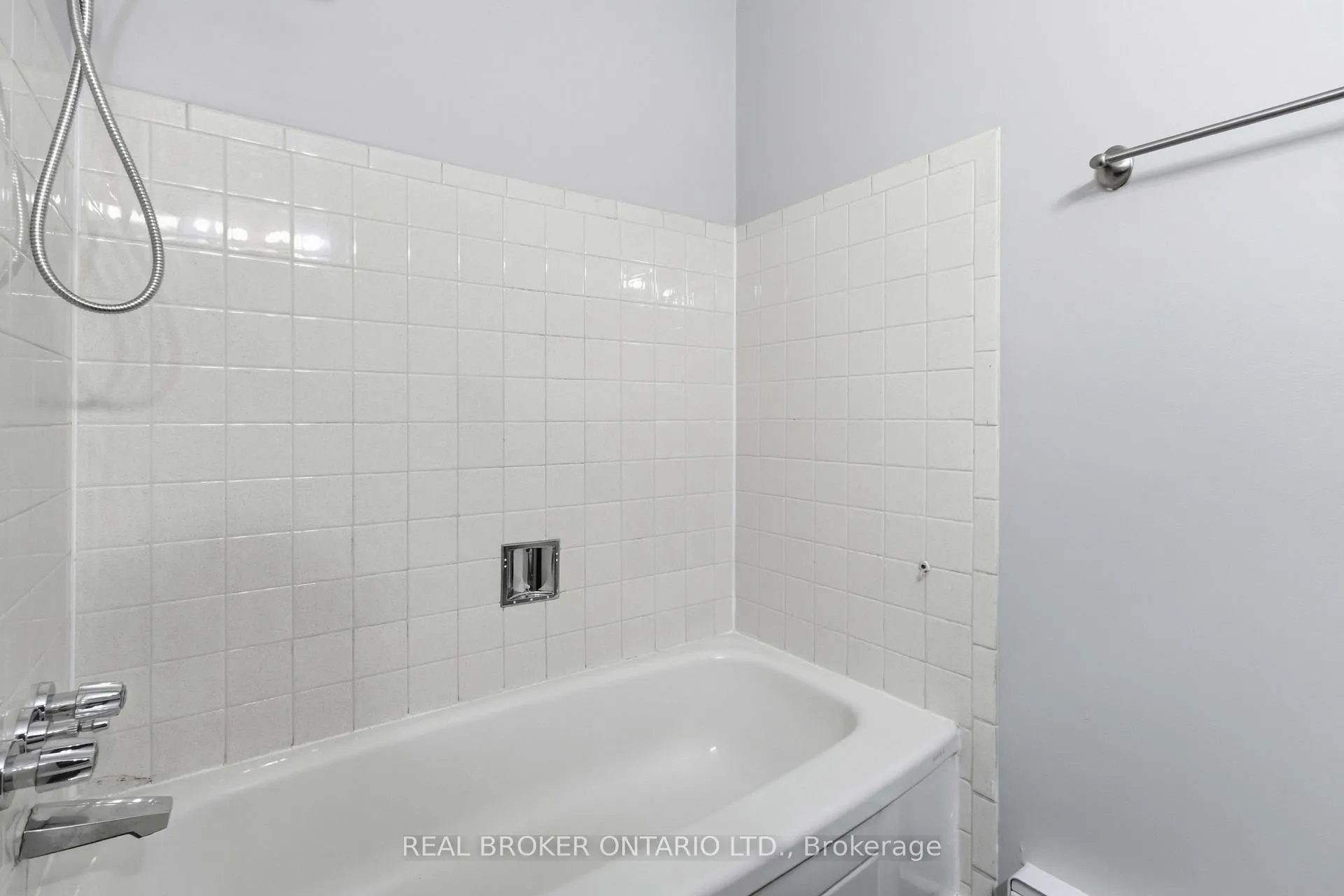 Photo 11 of Unit Main, 1306 Valley Drive, Oshawa, Lakeview — HOMEH