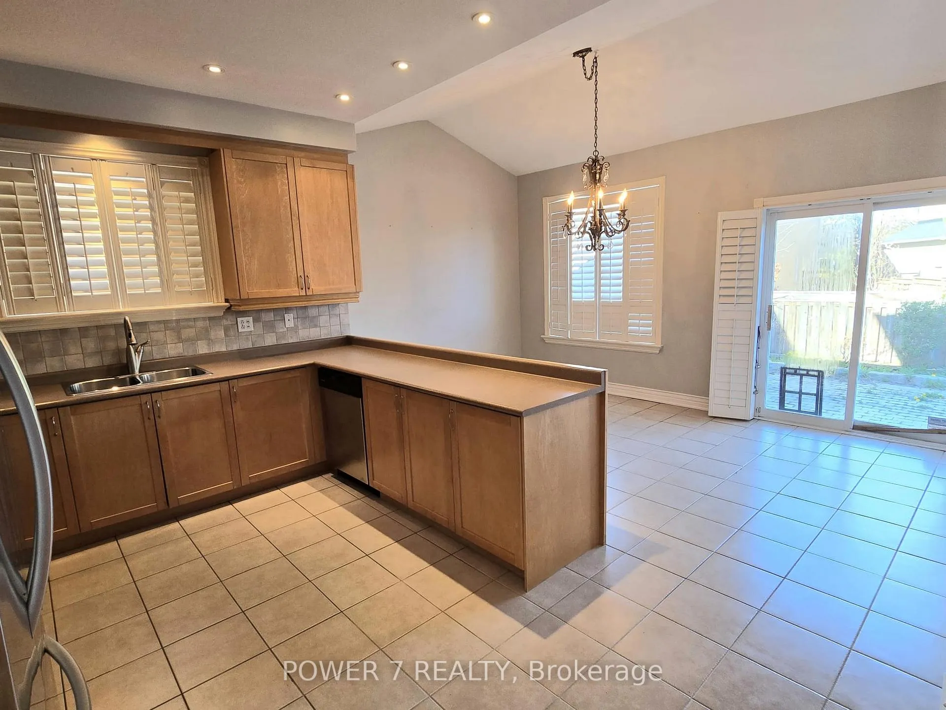 Photo 5 of 19 Wheatfield Drive, Vaughan, Vellore Village — HOMEH