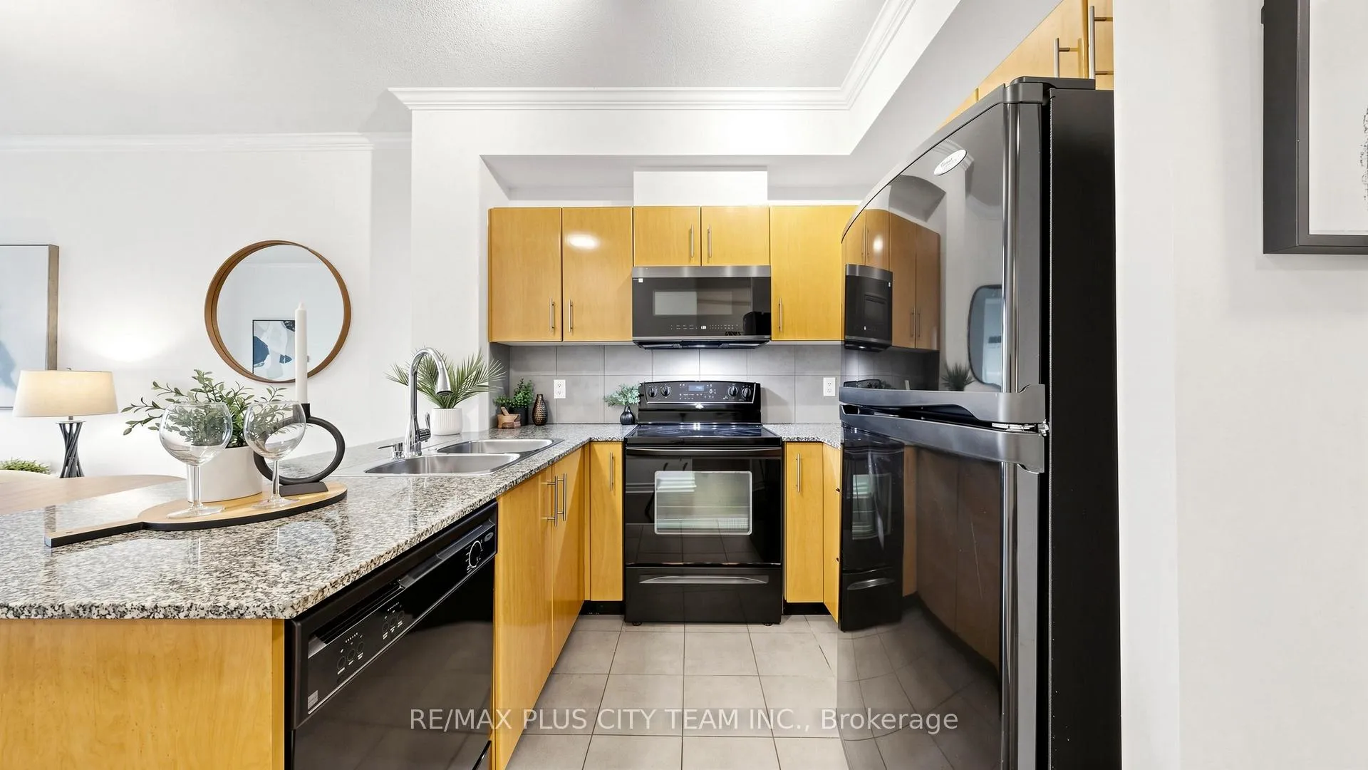 Photo 9 of Unit 303, 16 Yonge Street, Toronto, Waterfront Communities — HOMEH