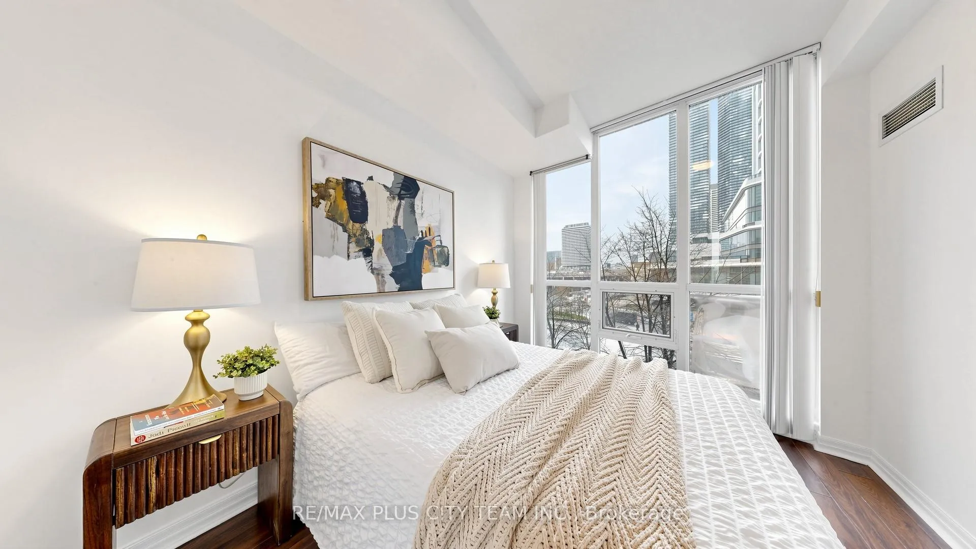 Photo 10 of Unit 303, 16 Yonge Street, Toronto, Waterfront Communities — HOMEH