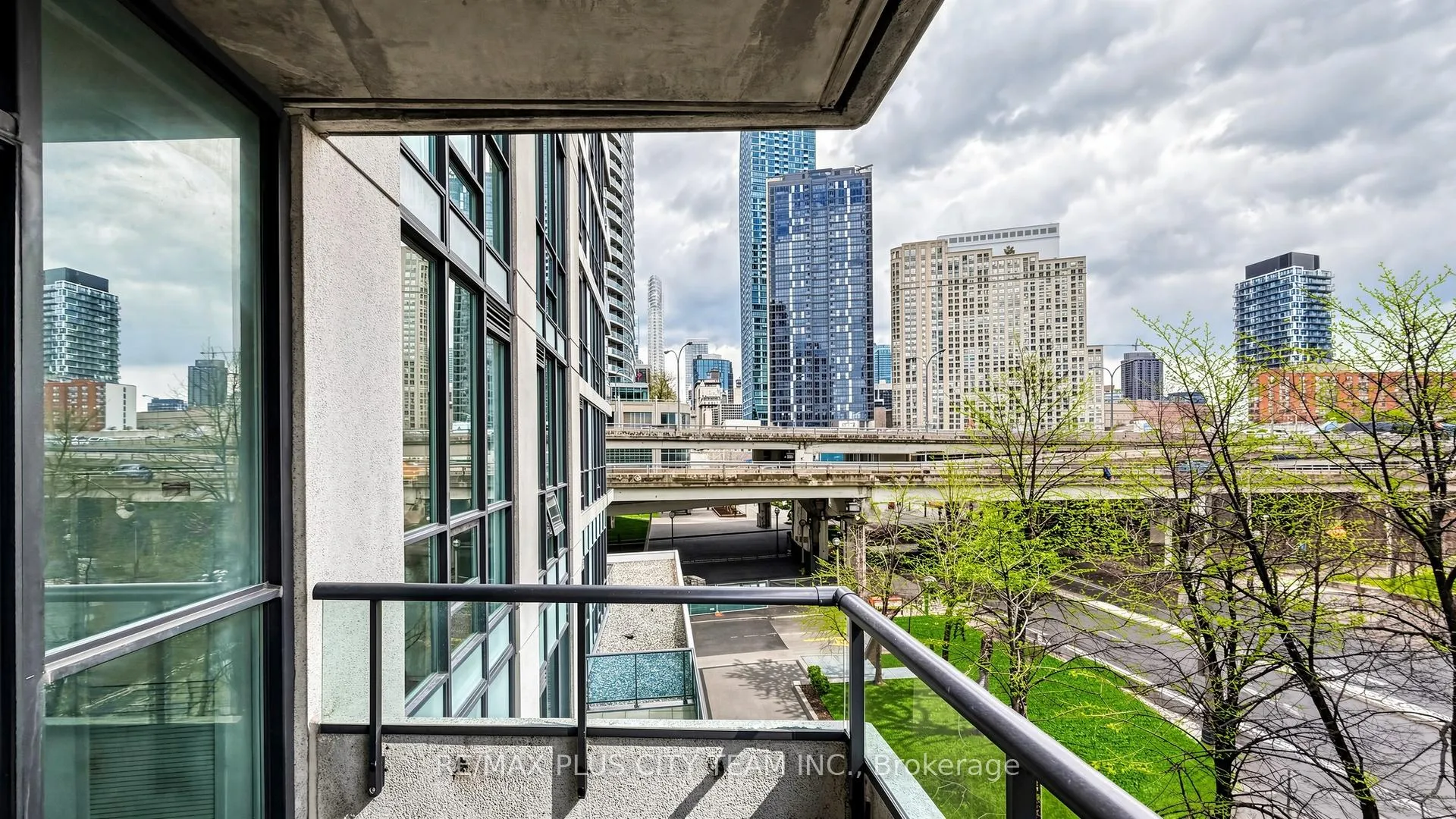 Photo 16 of Unit 303, 16 Yonge Street, Toronto, Waterfront Communities — HOMEH