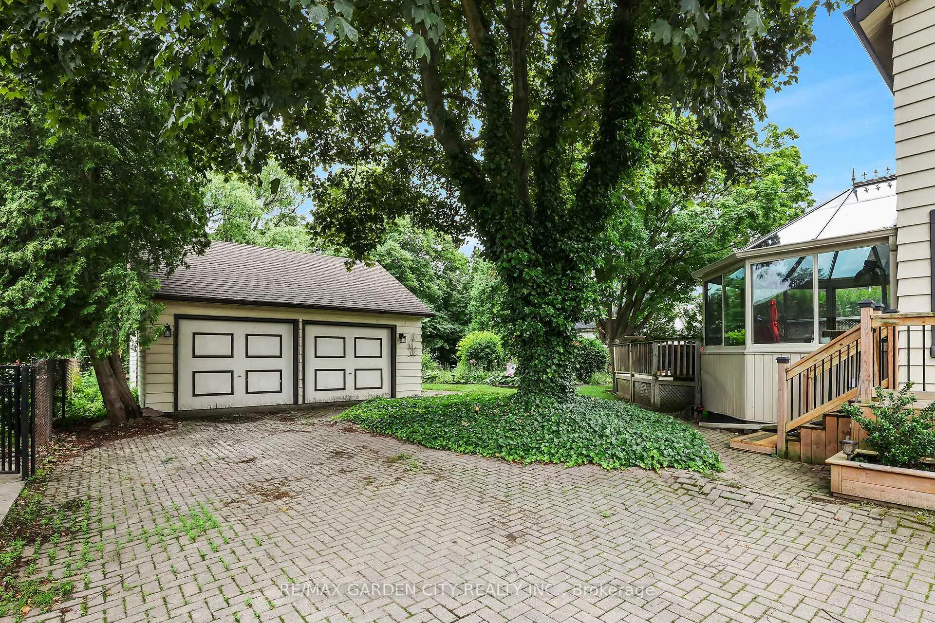 Photo 2 of 10 Maple Avenue, Grimsby, Grimsby East — HOMEH