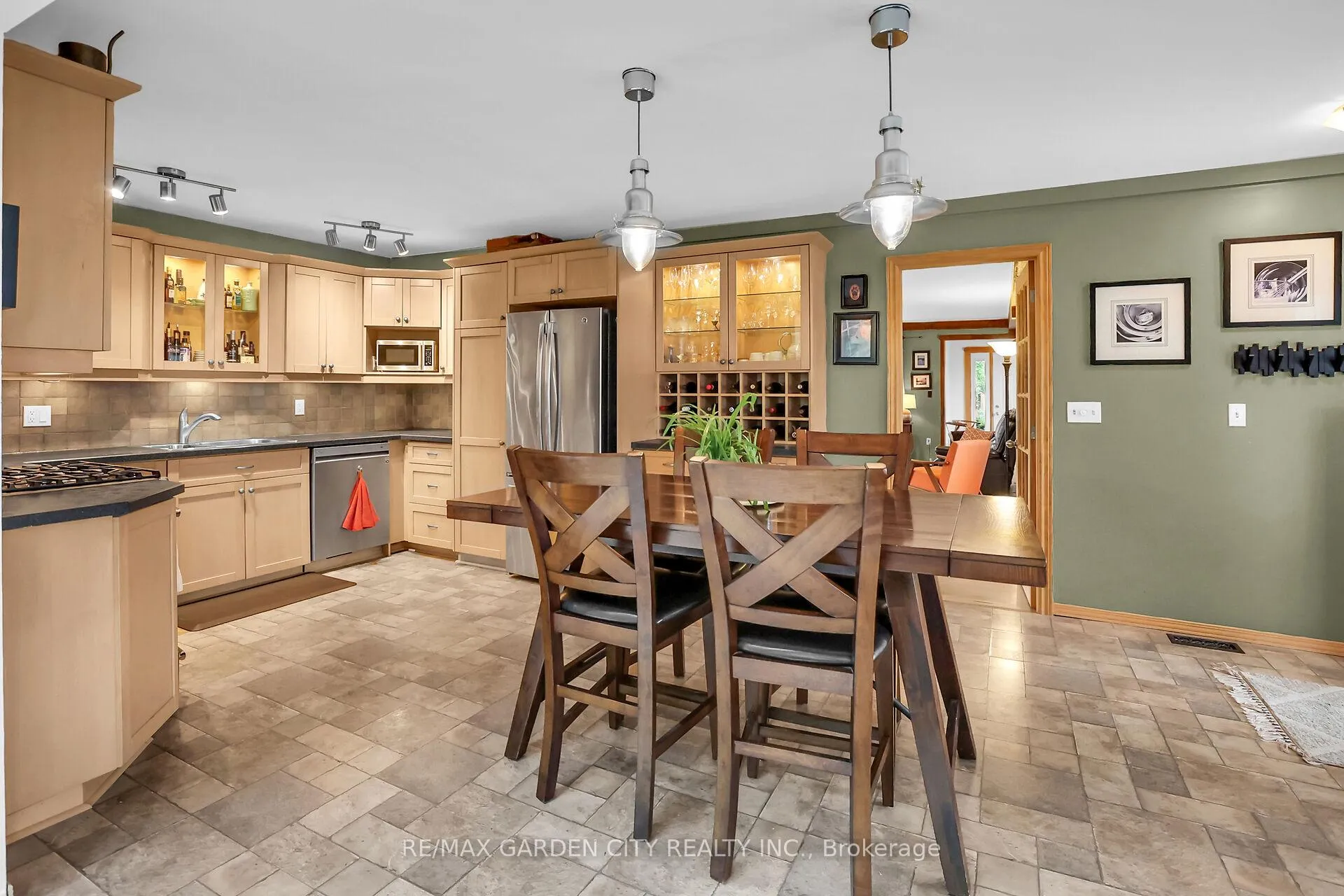Photo 8 of 10 Maple Avenue, Grimsby, Grimsby East — HOMEH