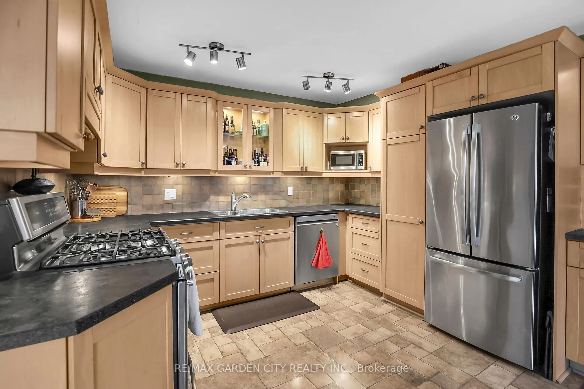 Photo 9 of 10 Maple Avenue, Grimsby, Grimsby East — HOMEH