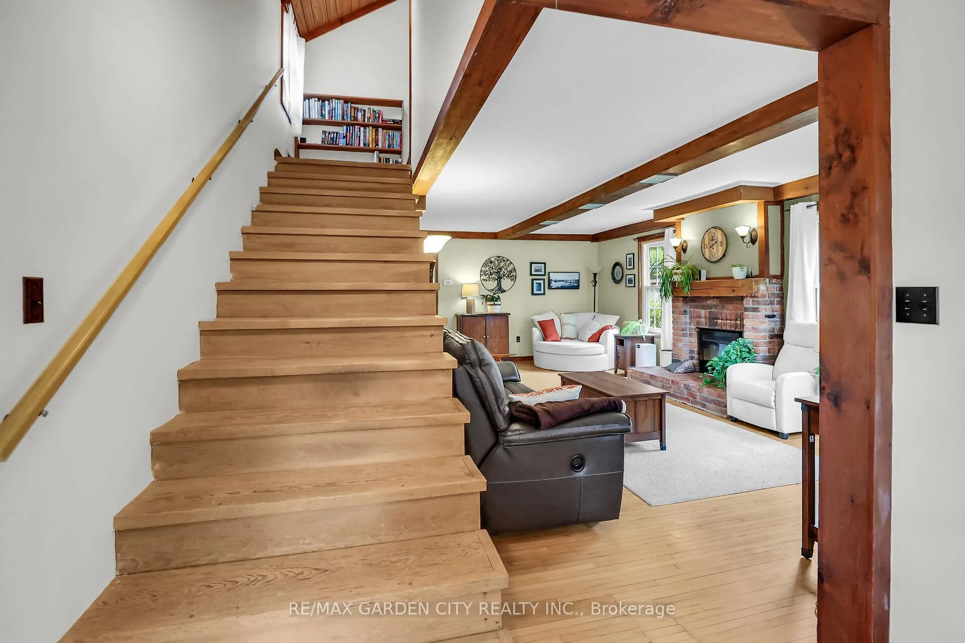 Photo 14 of 10 Maple Avenue, Grimsby, Grimsby East — HOMEH