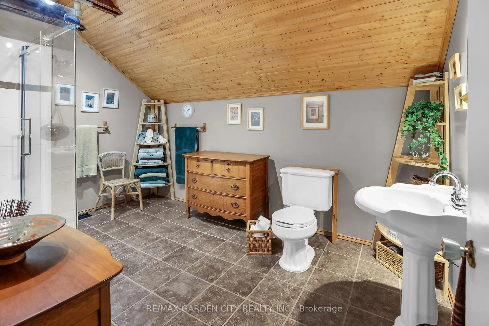 Photo 21 of 10 Maple Avenue, Grimsby, Grimsby East — HOMEH