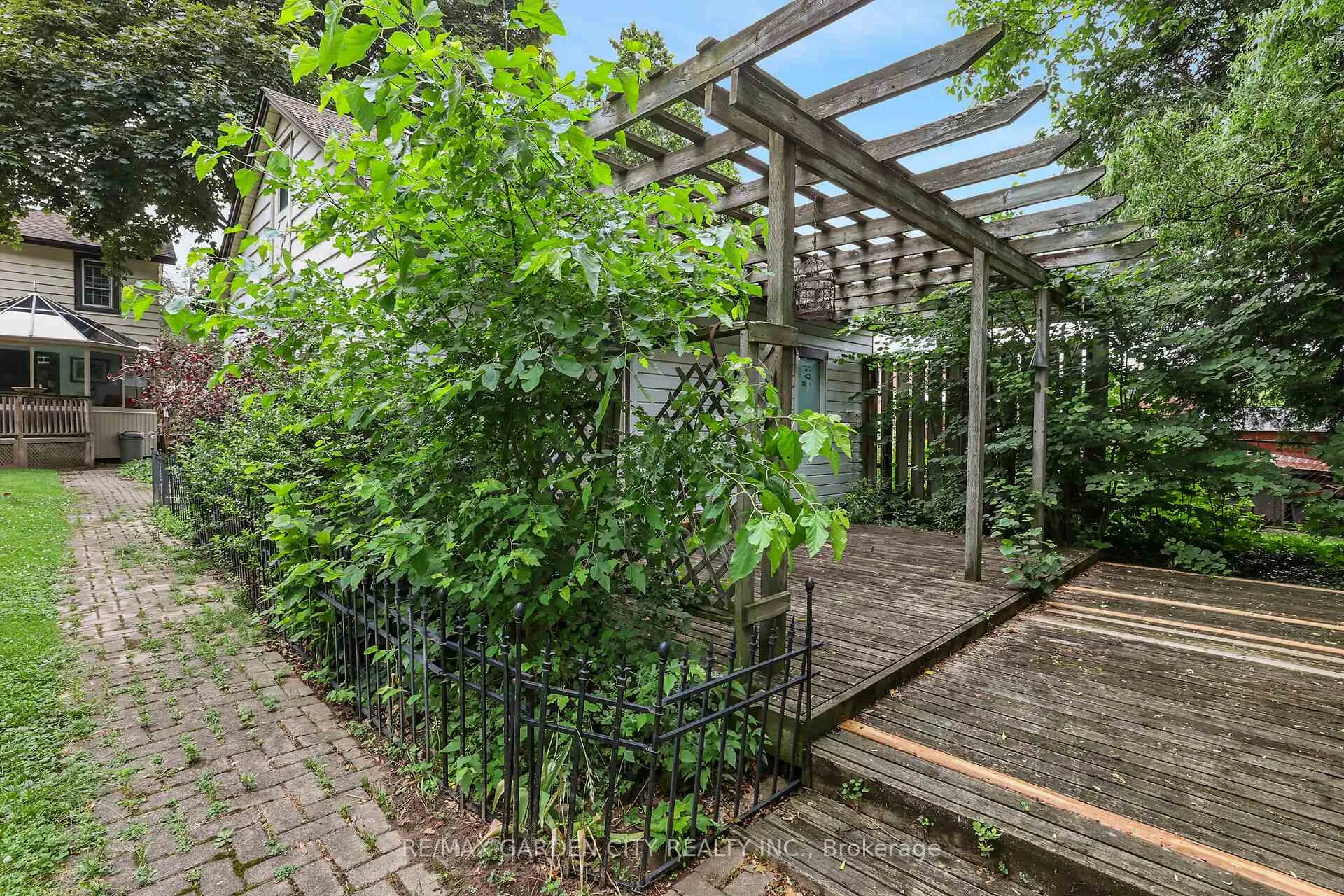 Photo 28 of 10 Maple Avenue, Grimsby, Grimsby East — HOMEH