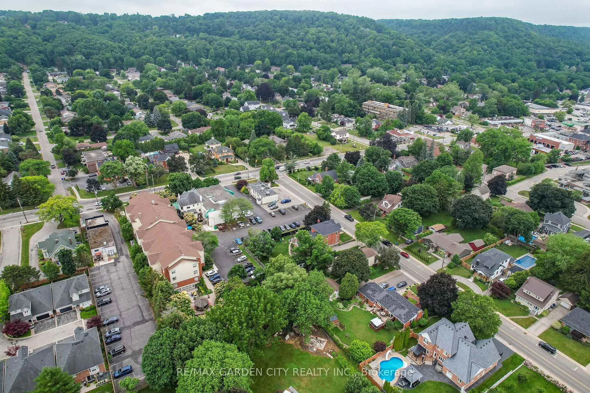 Photo 37 of 10 Maple Avenue, Grimsby, Grimsby East — HOMEH