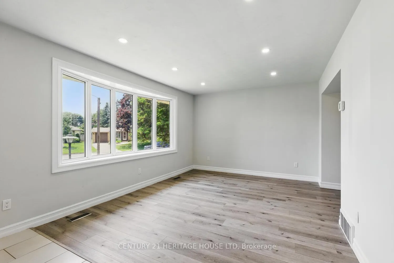 Photo 5 of 57 Vanbuskirk Drive, St. Thomas — HOMEH