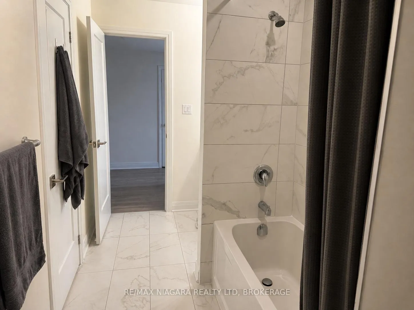 Photo 14 of 29 Oriole Crescent, Port Colborne, Main Street — HOMEH