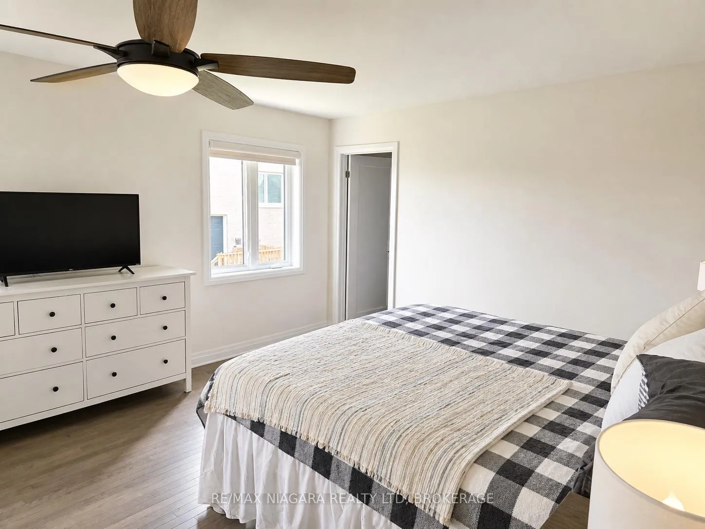 Photo 18 of 29 Oriole Crescent, Port Colborne, Main Street — HOMEH