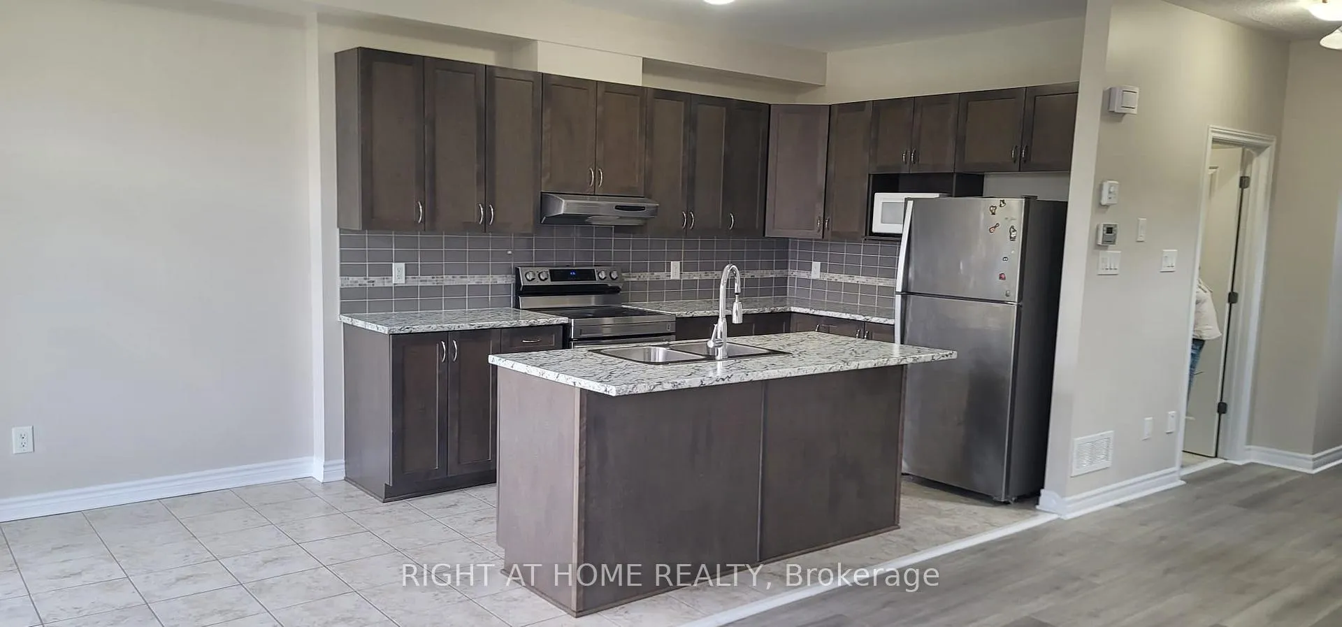 Photo 2 of 862 Kilbirnie Drive, Ottawa, Barrhaven - Half Moon Bay — HOMEH