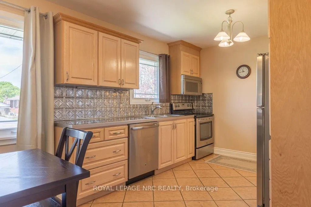 Photo 7 of 52 White Street, St. Catharines, Vine/Linwell — HOMEH