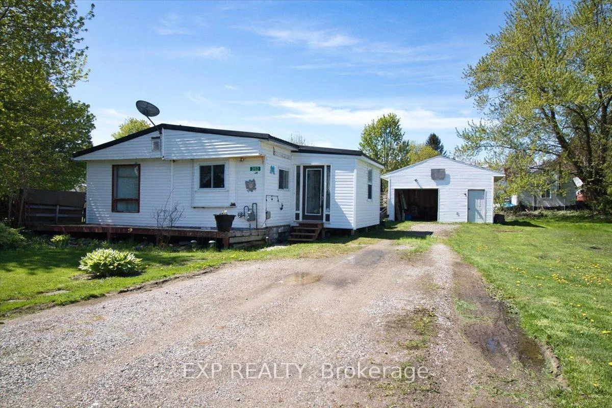 Photo 2 of 252 Queen Street, Chatham-Kent, Highgate — HOMEH