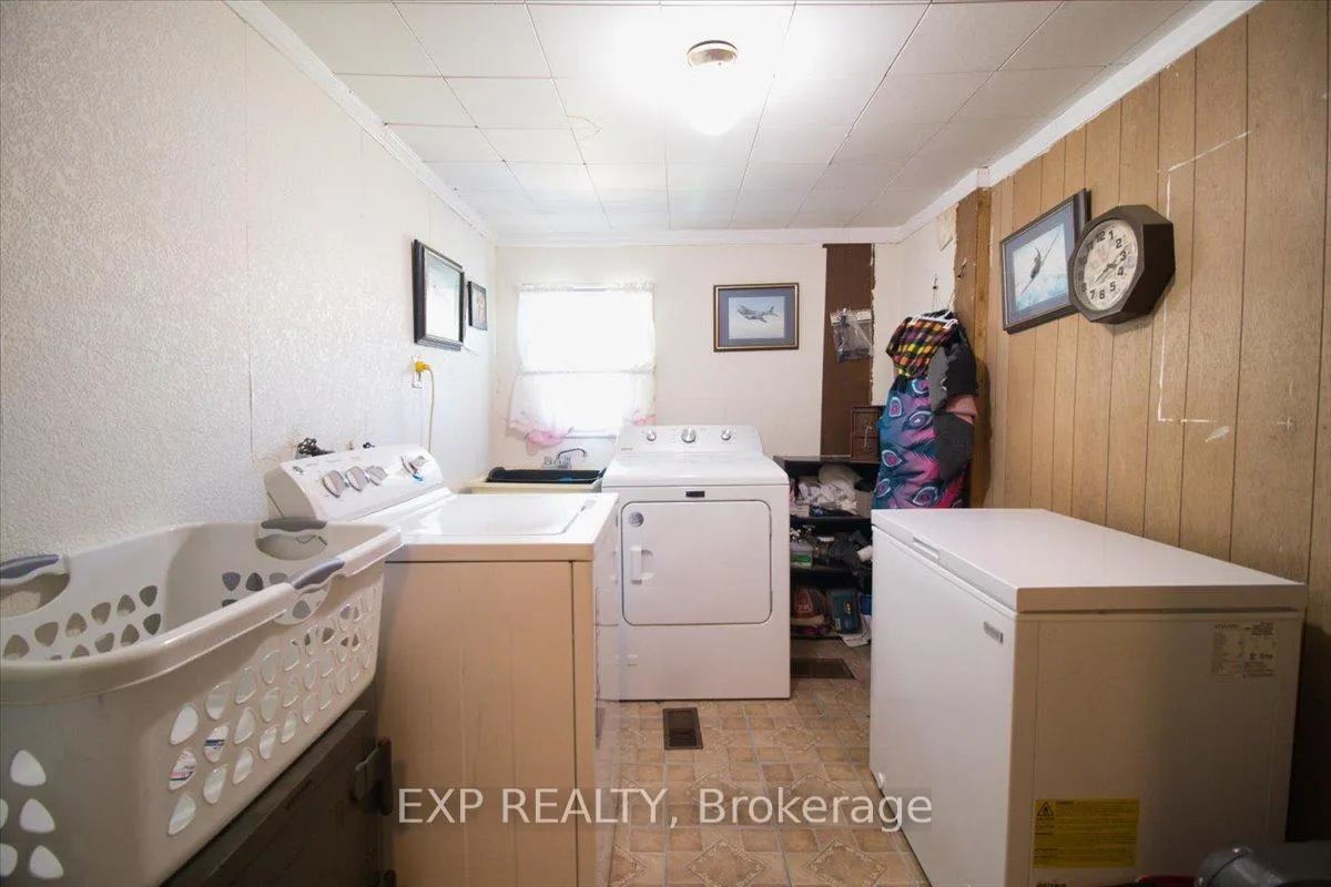 Photo 15 of 252 Queen Street, Chatham-Kent, Highgate — HOMEH
