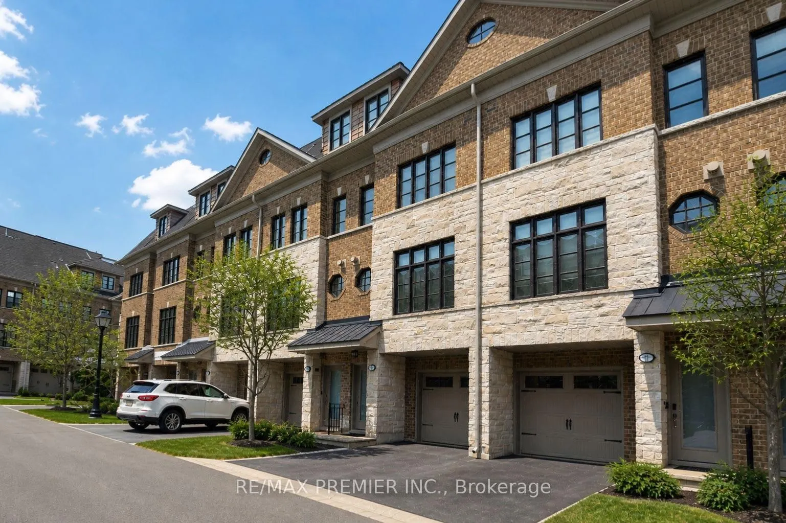 Photo 3 of 27 Powseland Crescent, Vaughan, West Woodbridge — HOMEH